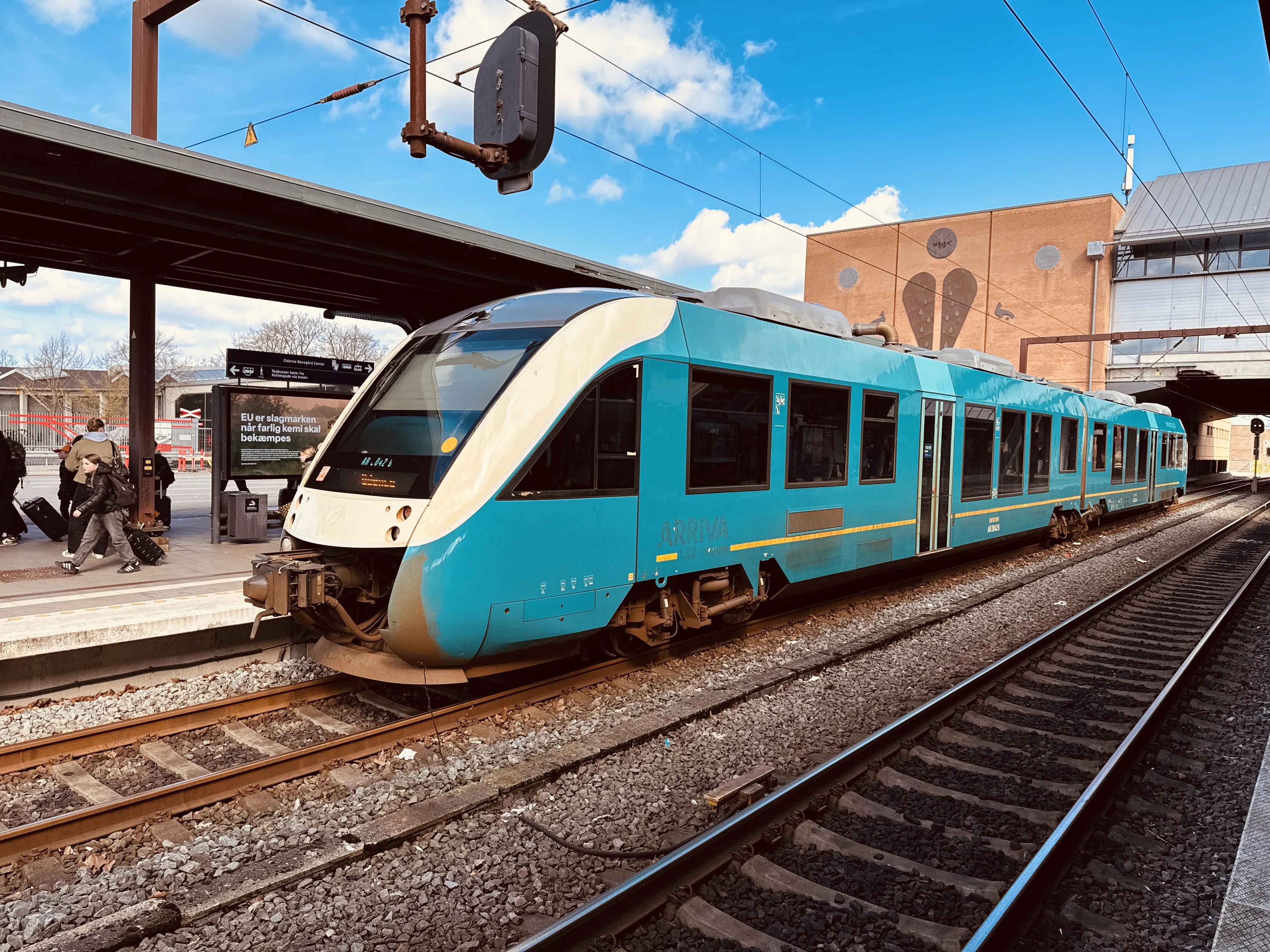 Billede af ARRIVA AR 2042 fotograferet ud for Odense Banegård Center.