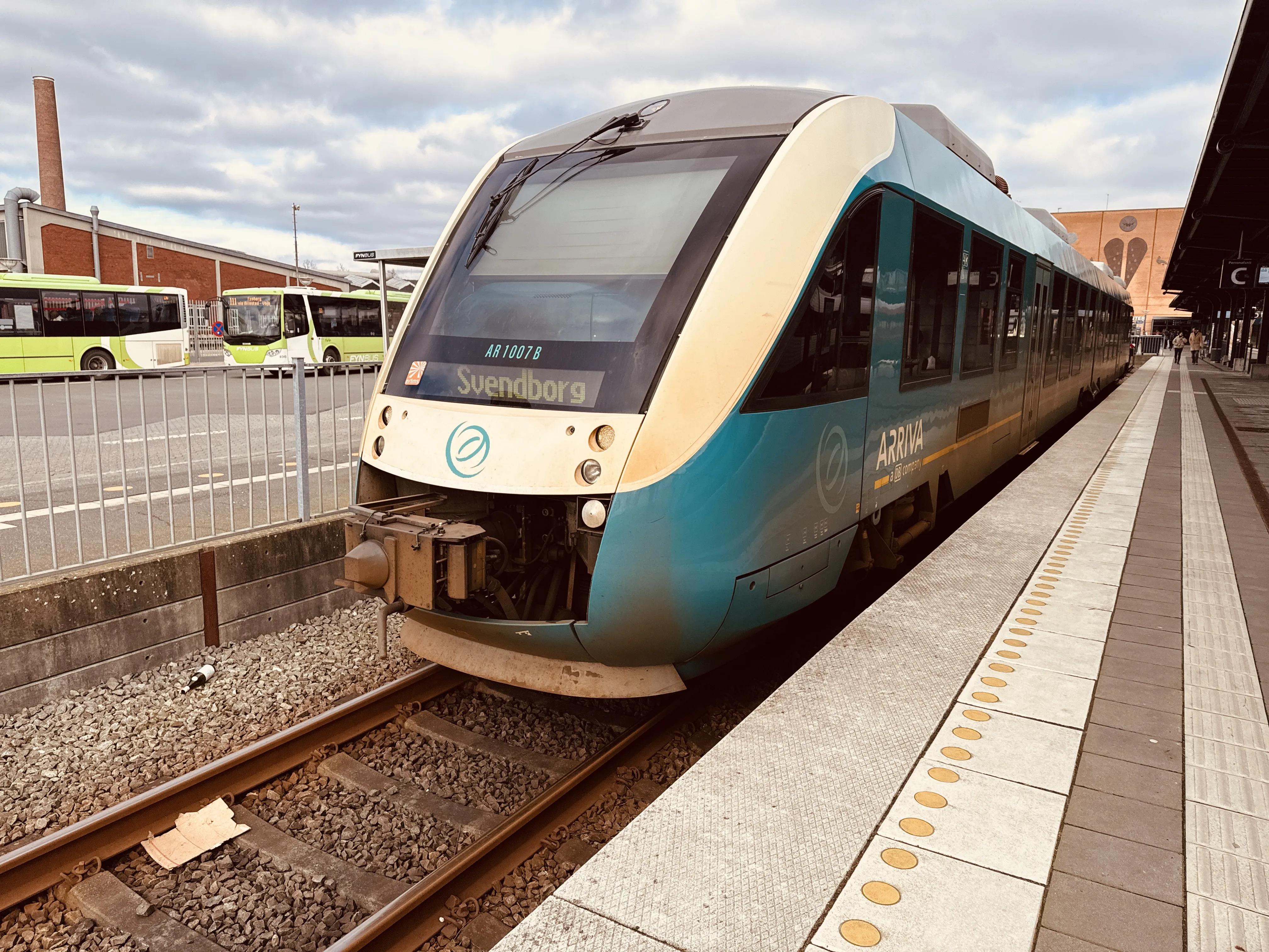 Billede af ARRIVA AR 1007 fotograferet ud for Odense Banegård Center.