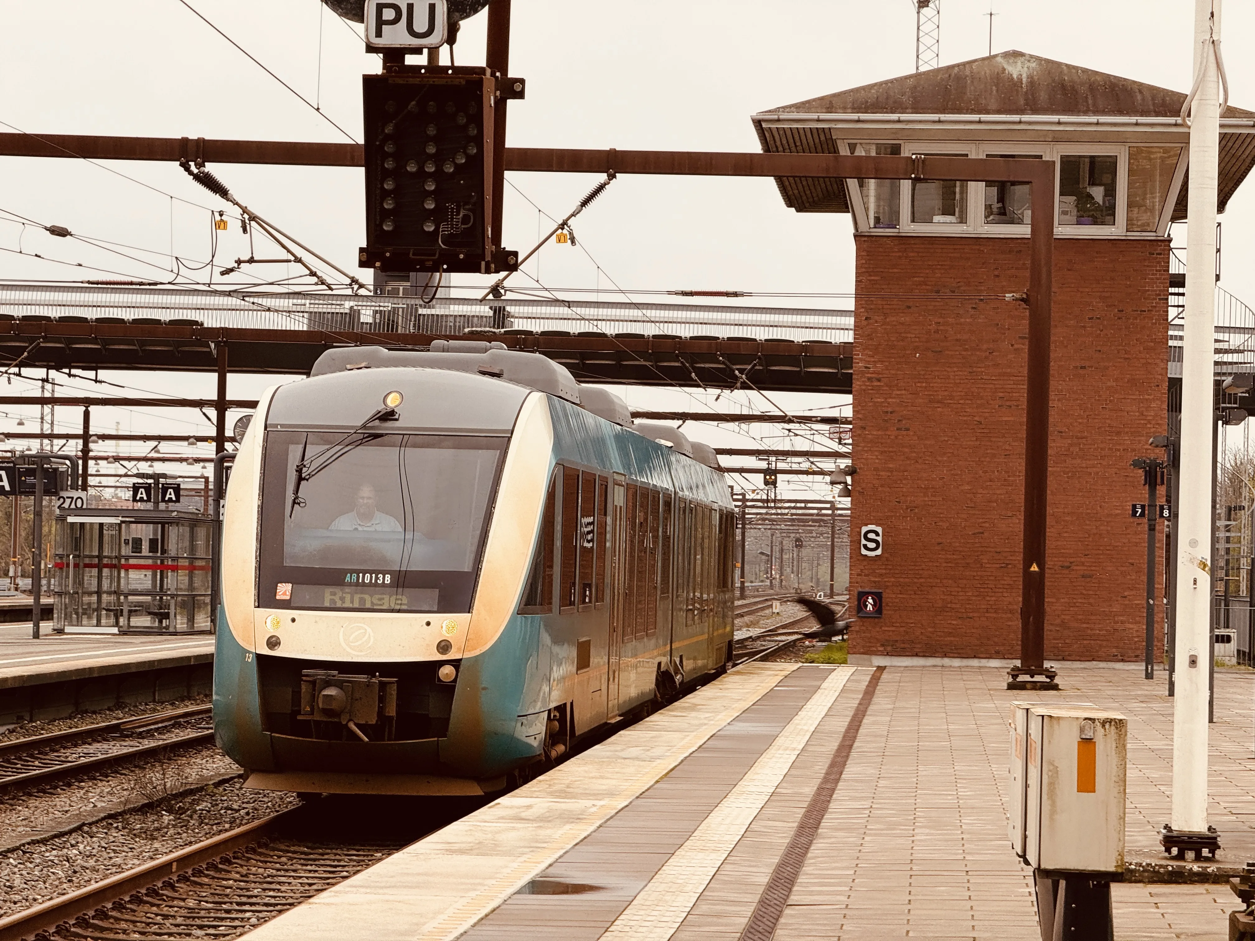 Billede af ARRIVA AR 1013 fotograferet ud for Odense Banegård Center.