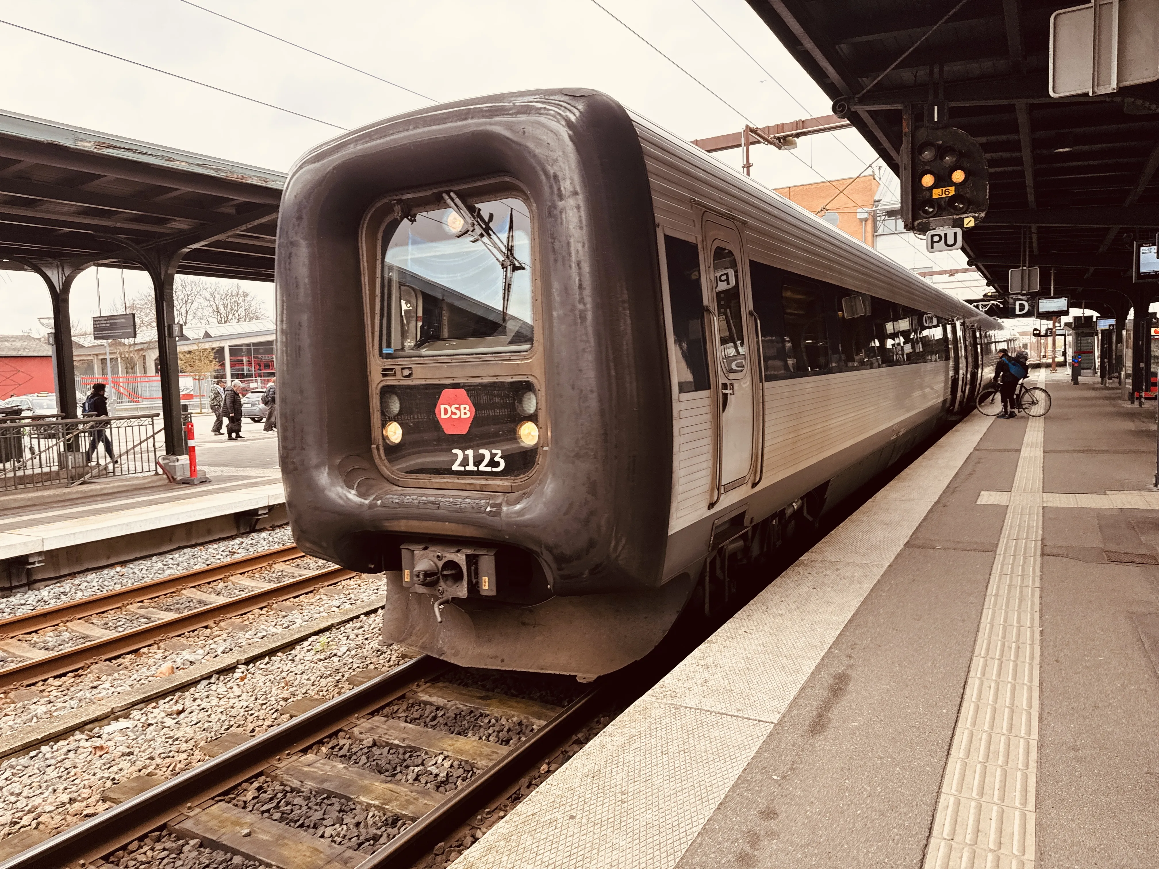 Billede af DSB ER 2023 fotograferet ud for Odense Banegård Center.