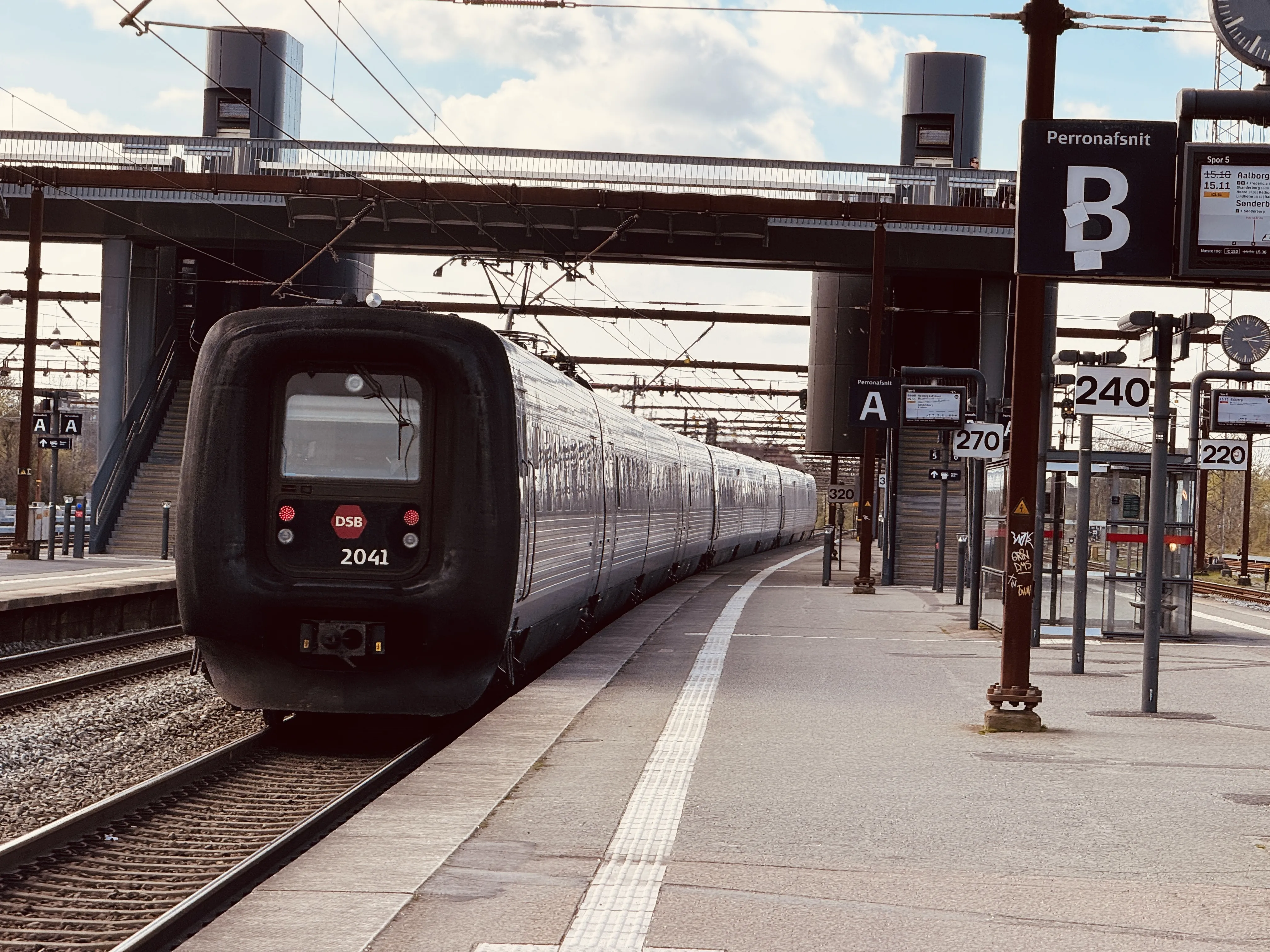 Billede af DSB ER 2041 fotograferet ud for Odense Banegård Center.