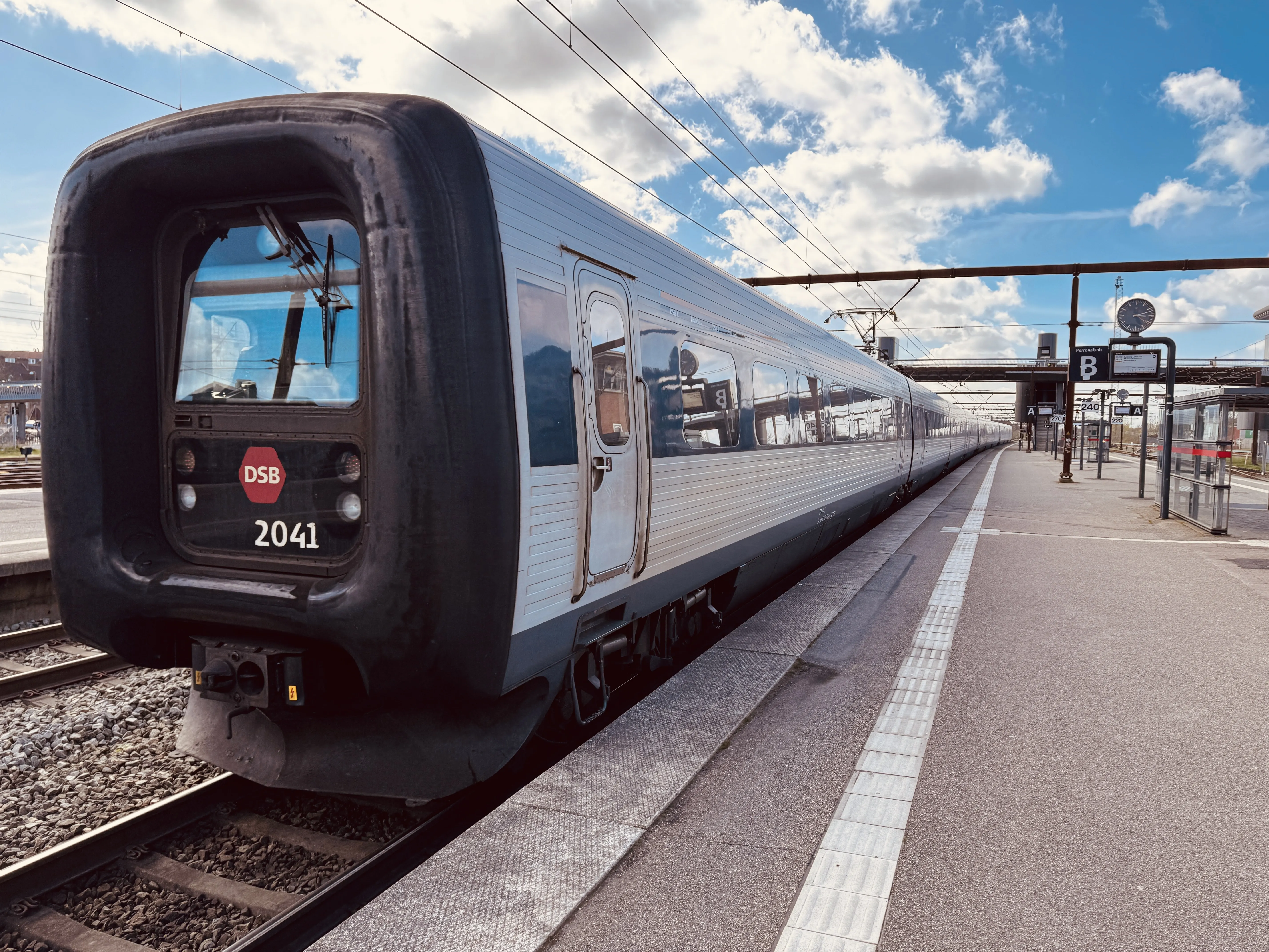 Billede af DSB ER 2041 fotograferet ud for Odense Banegård Center.