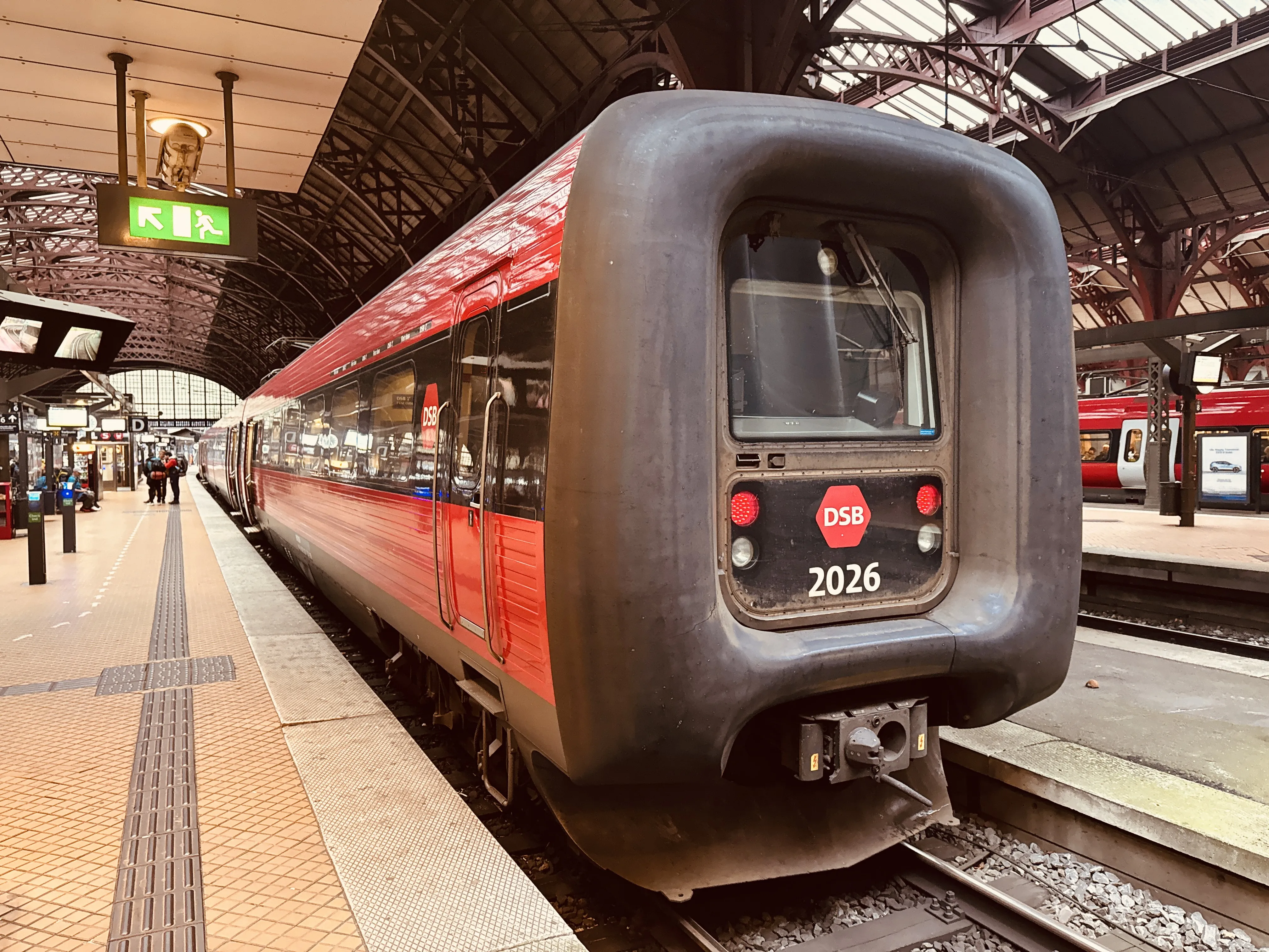 Billede af DSB ER 2026 fotograferet ud for København Hovedbanegård.