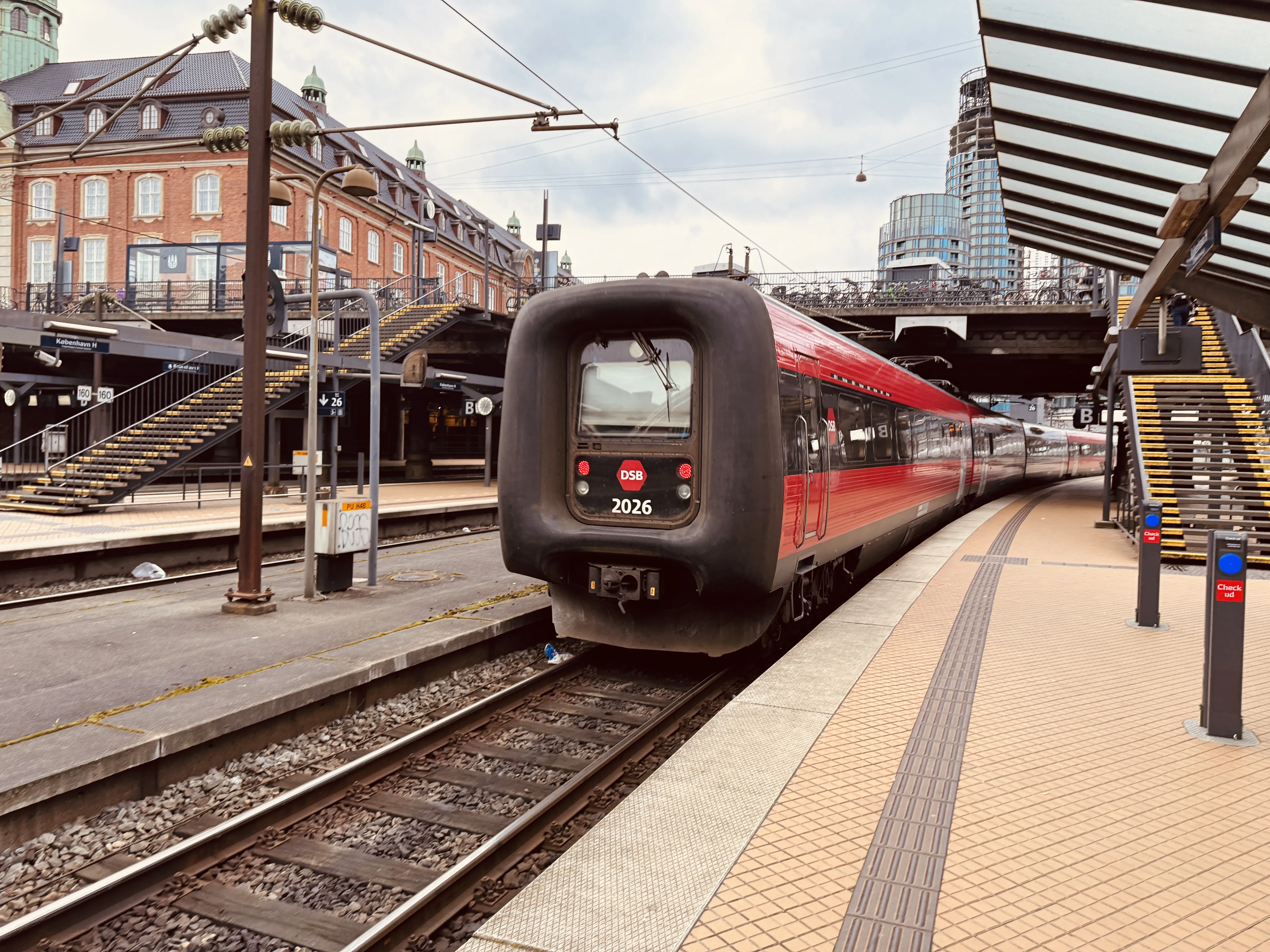 Billede af DSB ER 2026 fotograferet ud for København Hovedbanegård.