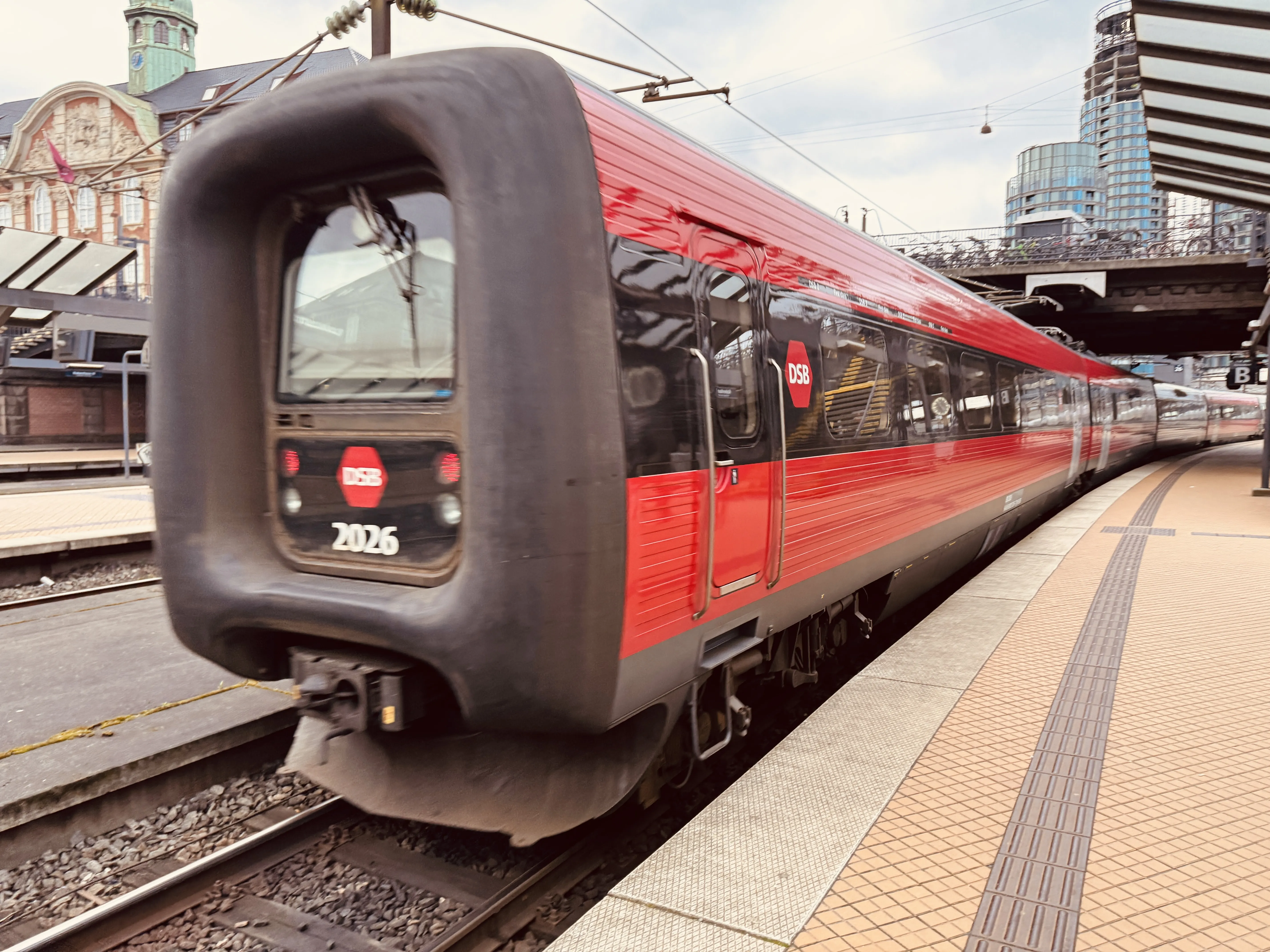 Billede af DSB ER 2026 fotograferet ud for København Hovedbanegård.