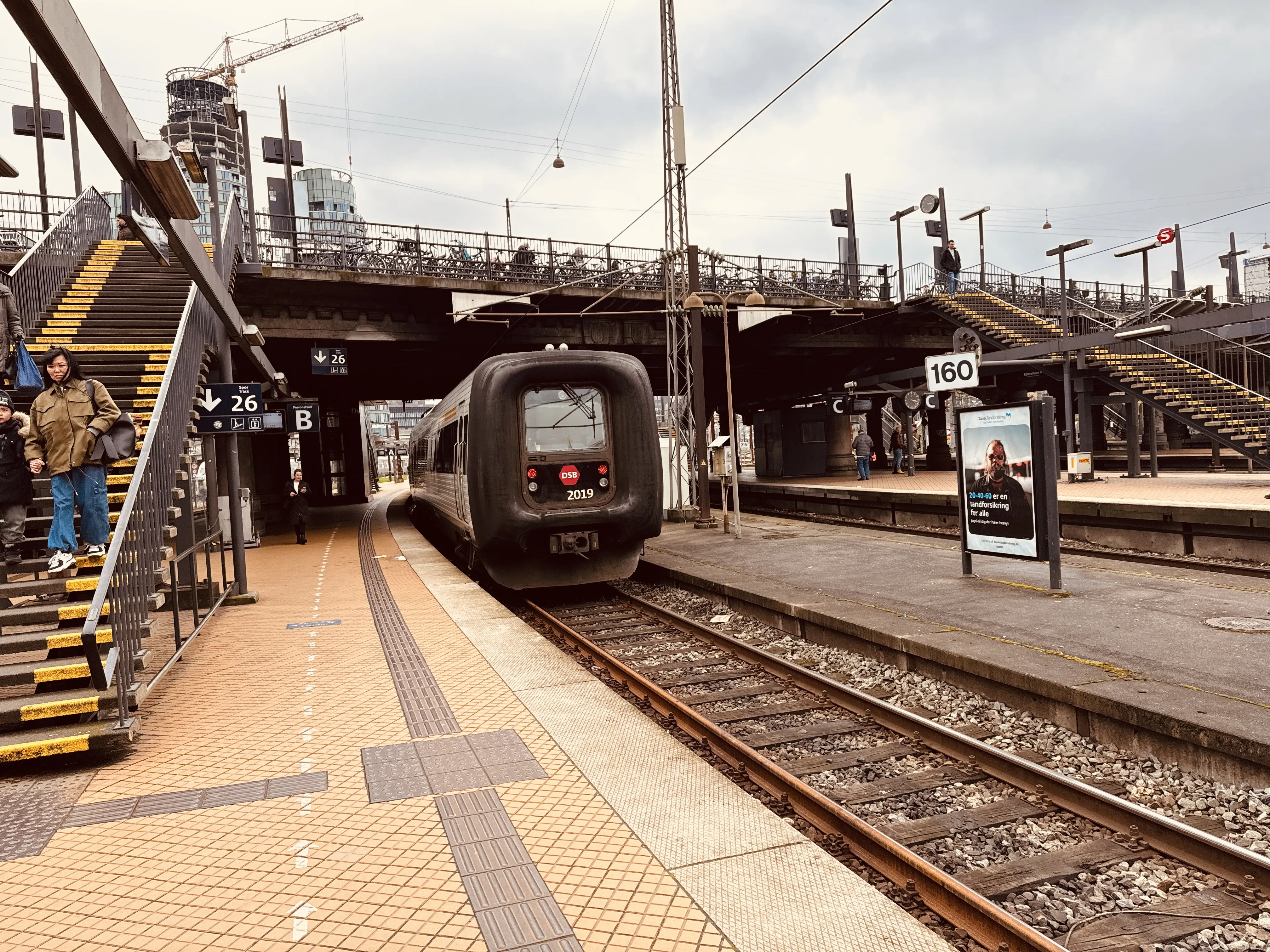 Billede af DSB ER 2019 fotograferet ud for København Hovedbanegård.