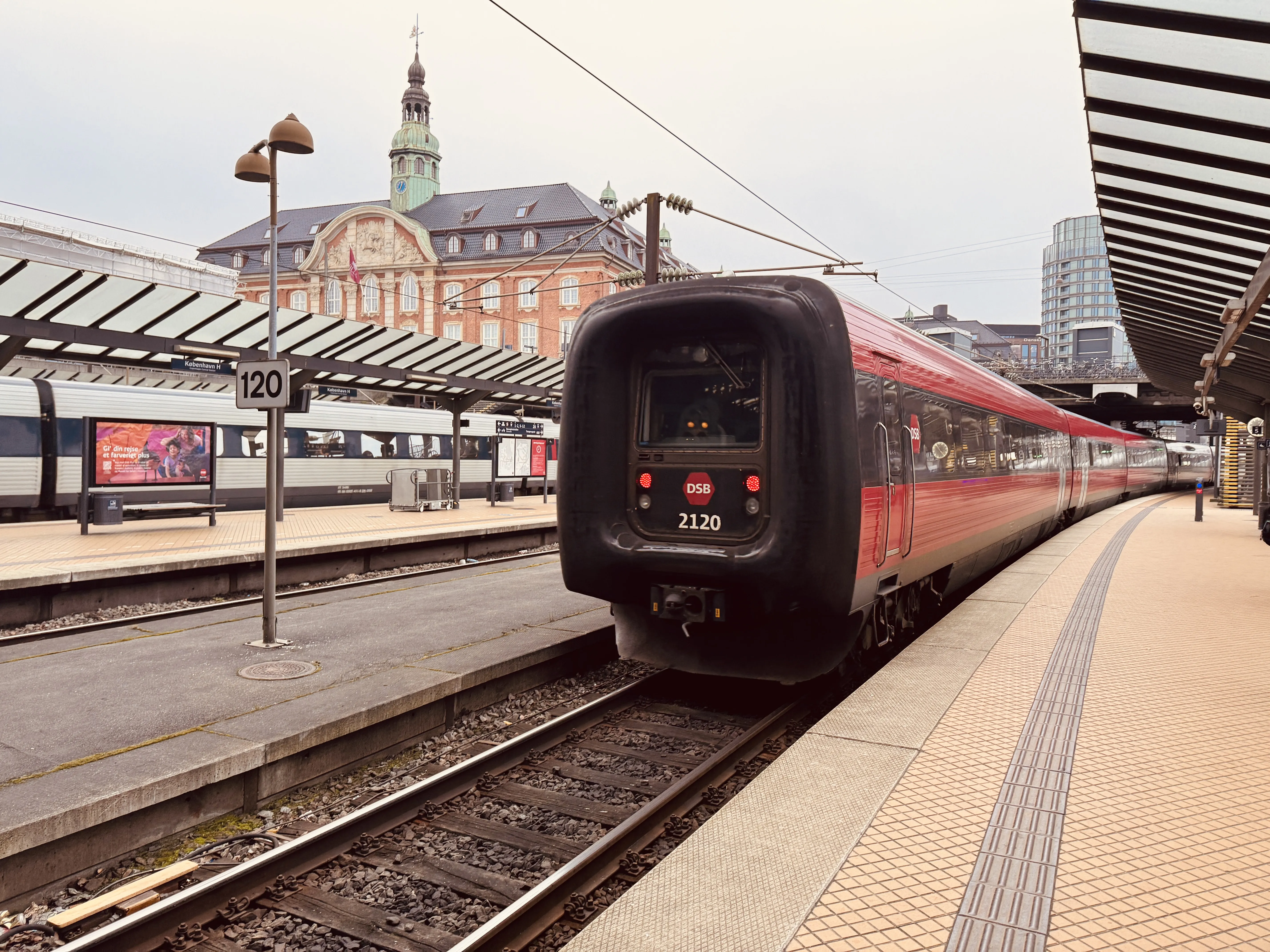 Billede af DSB ER 2020 fotograferet ud for København Hovedbanegård.