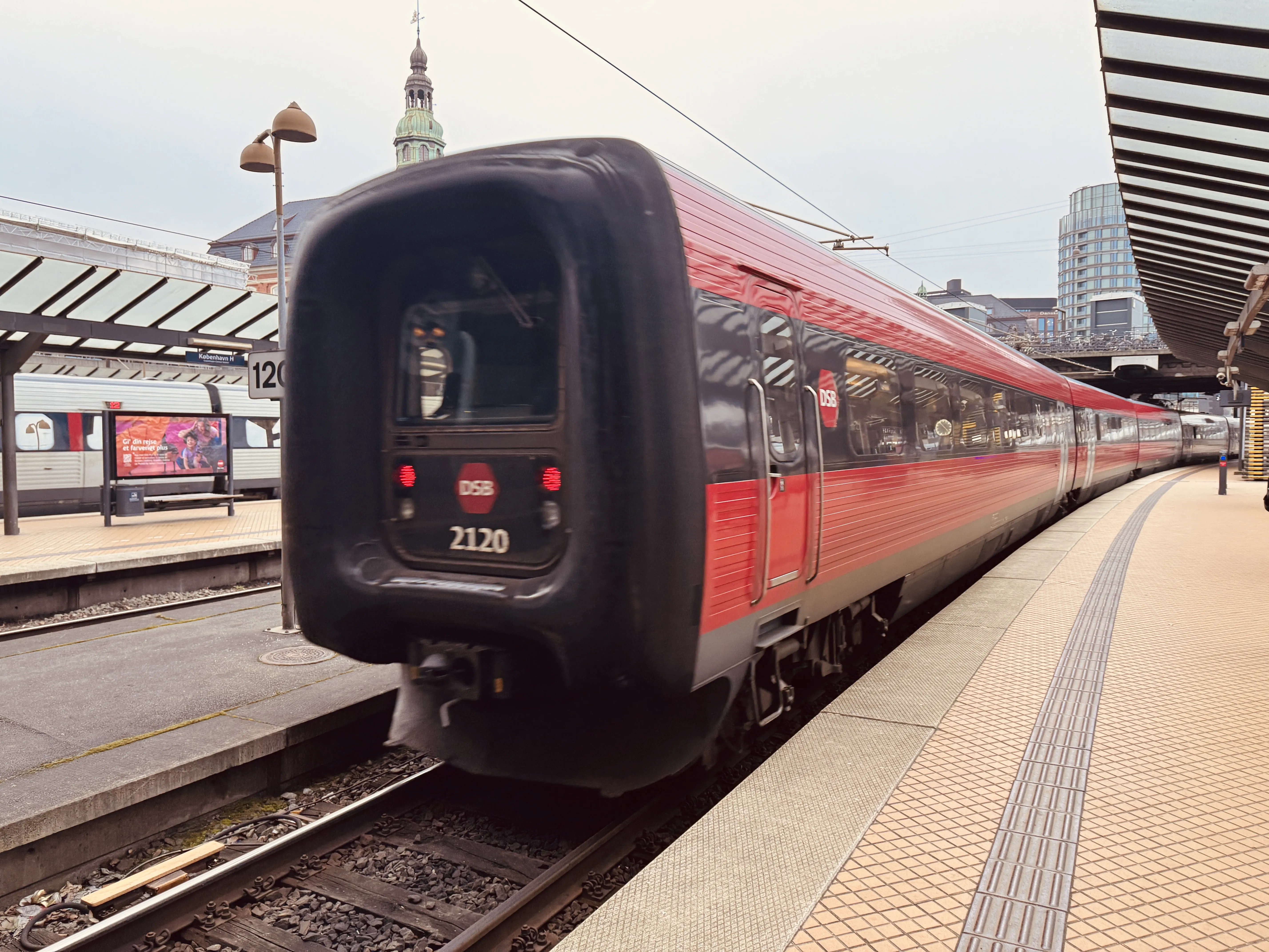 Billede af DSB ER 2020 fotograferet ud for København Hovedbanegård.