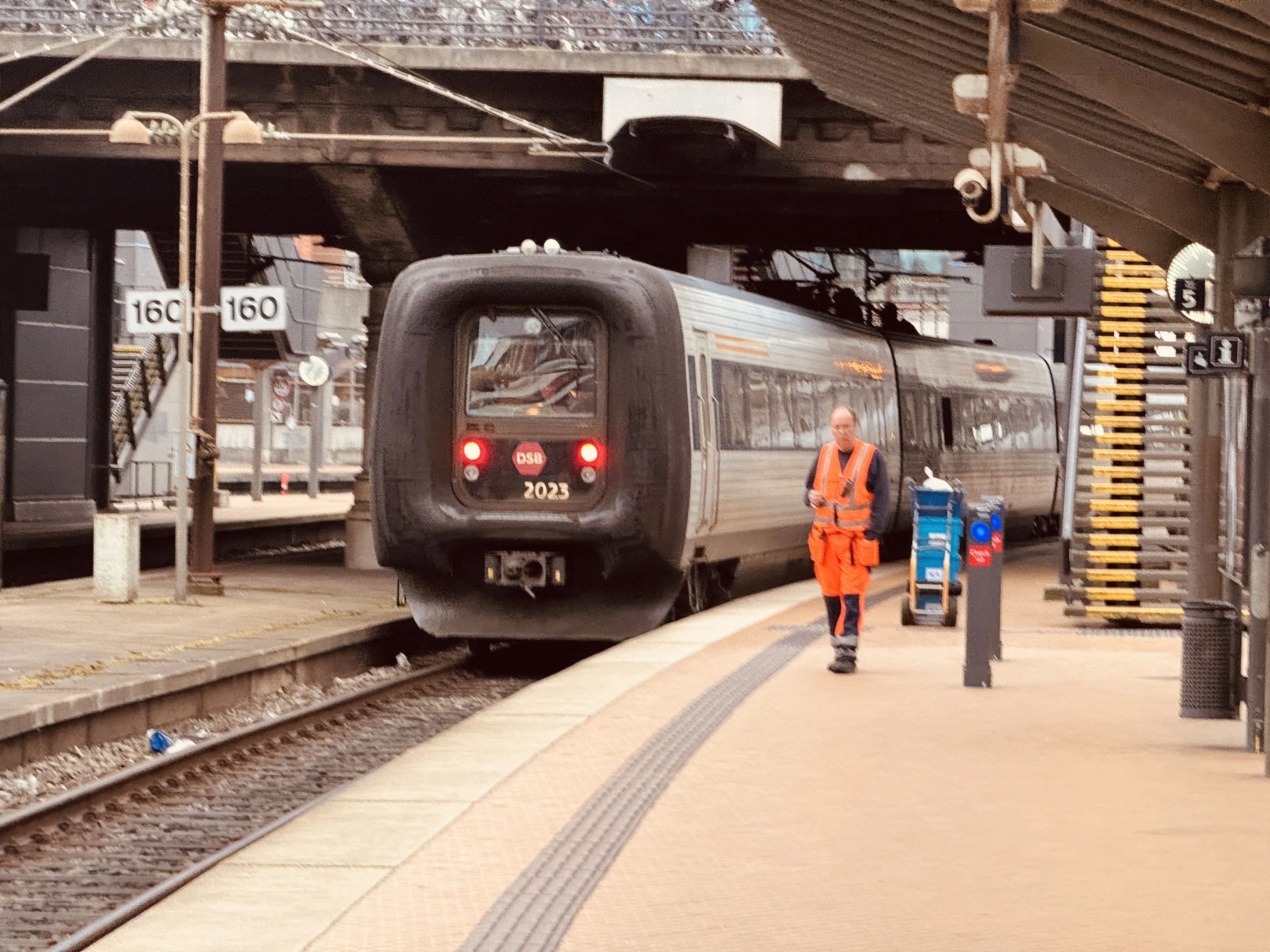 Billede af DSB ER 2023 fotograferet ud for København Hovedbanegård.