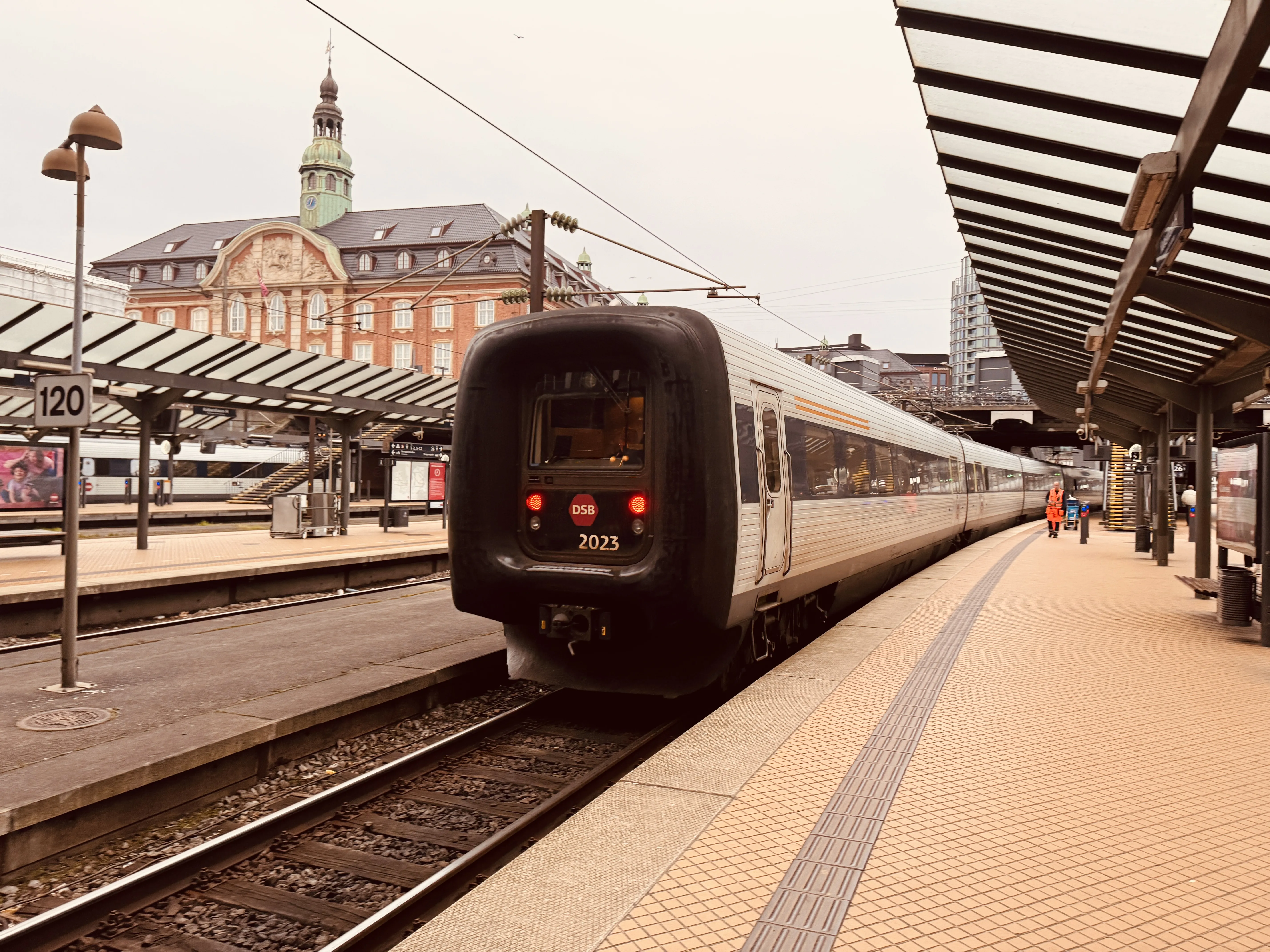 Billede af DSB ER 2023 fotograferet ud for København Hovedbanegård.