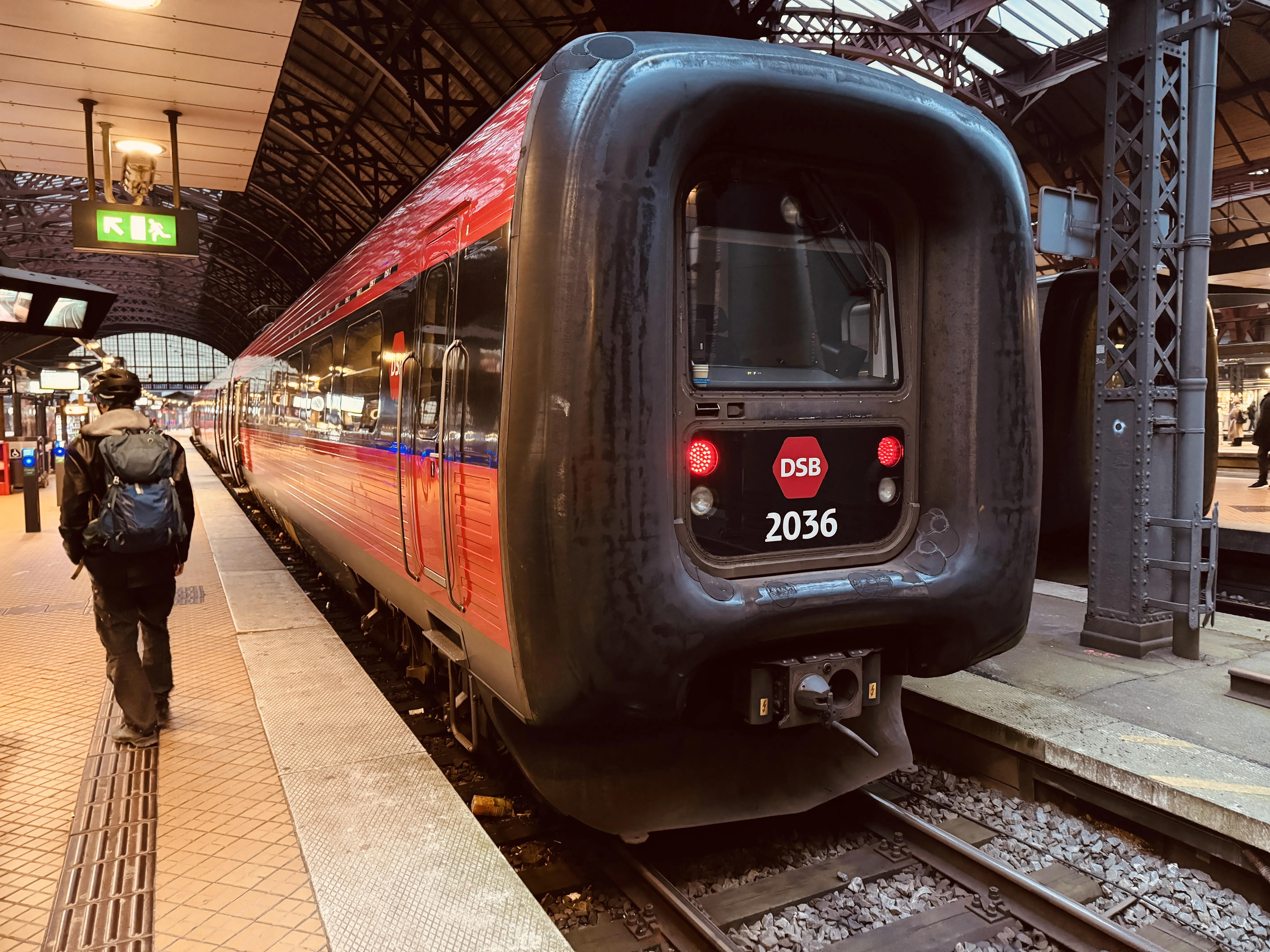 Billede af DSB ER 2036 fotograferet ud for København Hovedbanegård.