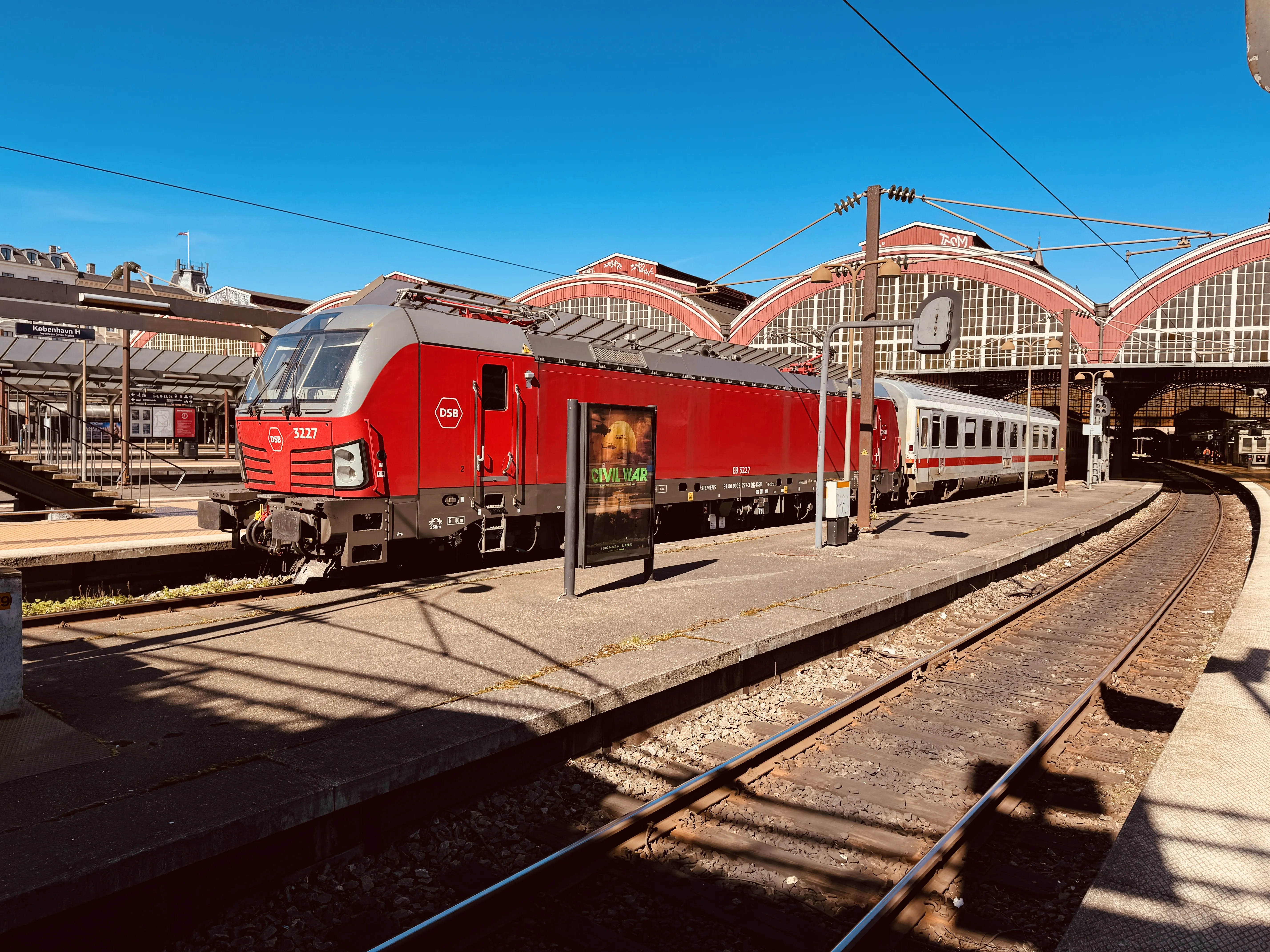 Billede af DSB EB 3227 fotograferet ud for København Hovedbanegård.