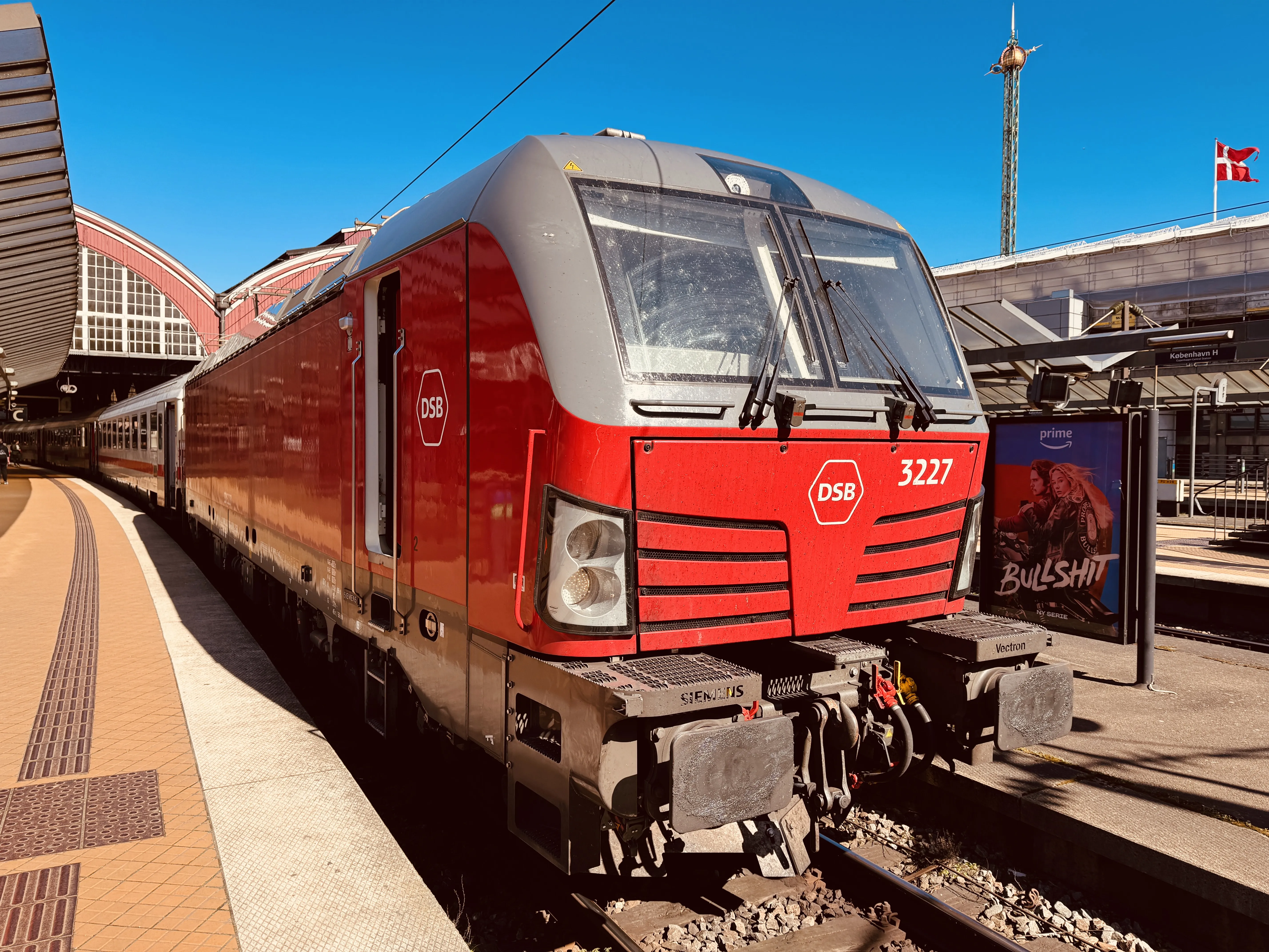 Billede af DSB EB 3227 fotograferet ud for København Hovedbanegård.