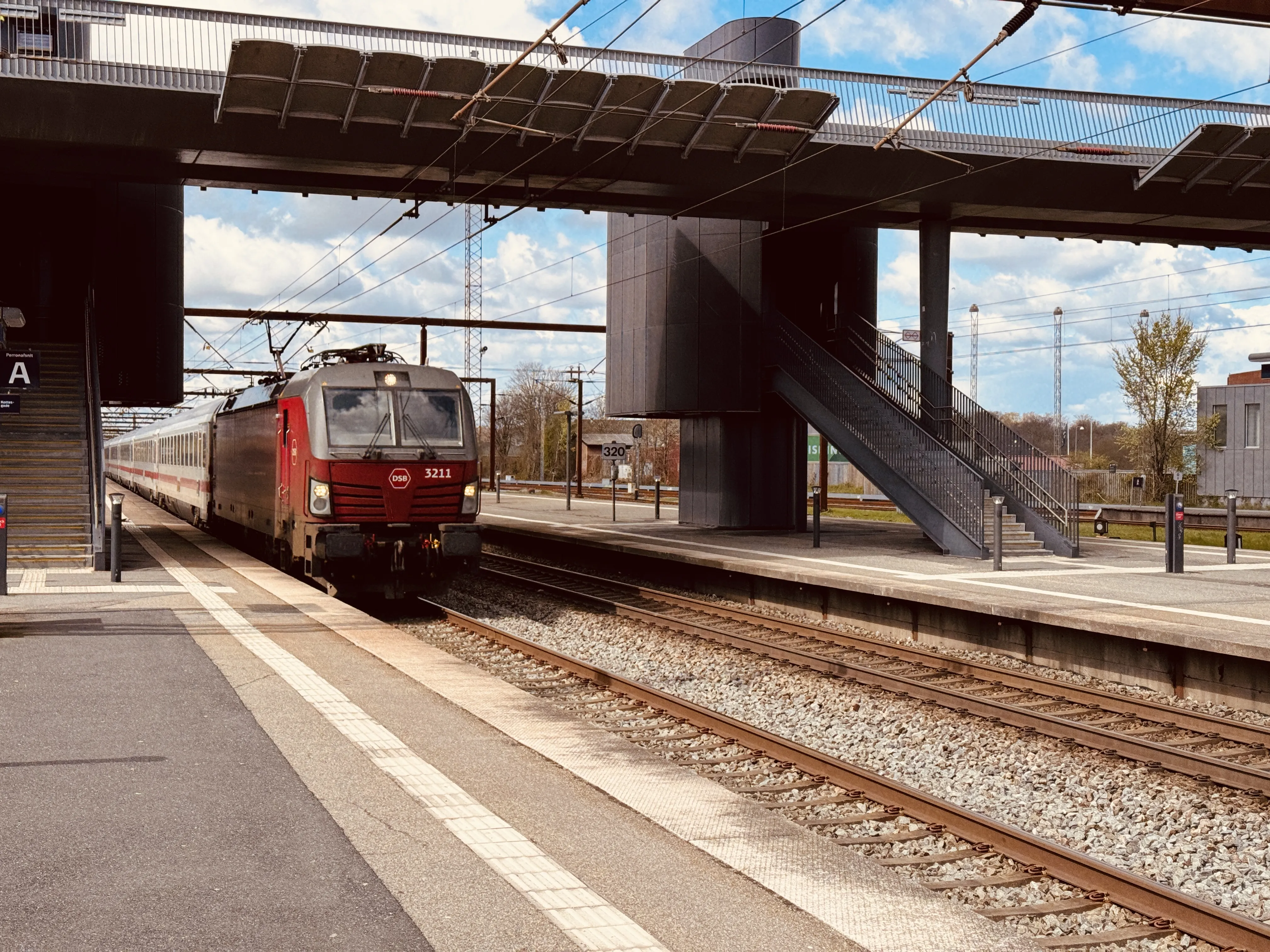 Billede af DSB EB 3211 fotograferet ud for Odense Banegård Center.