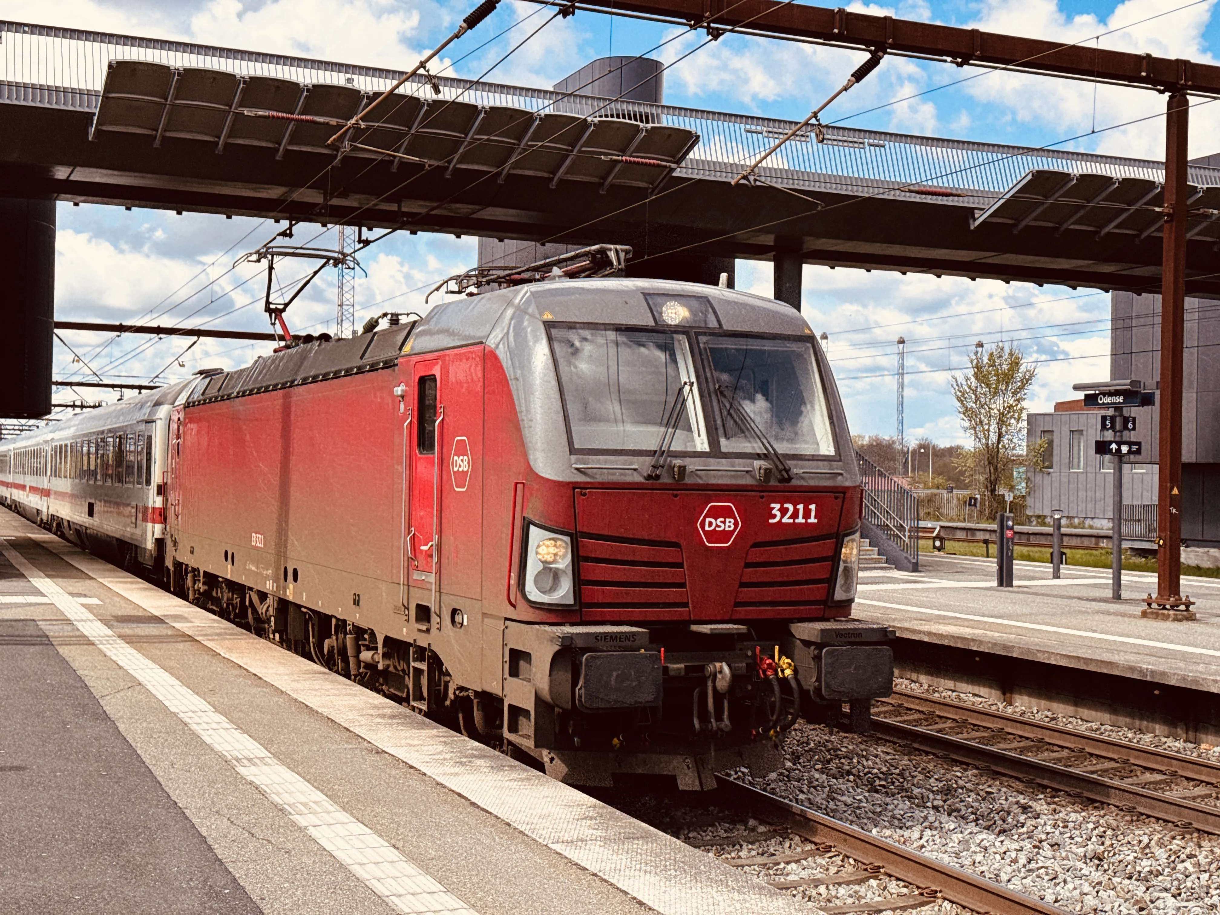 Billede af DSB EB 3211 fotograferet ud for Odense Banegård Center.