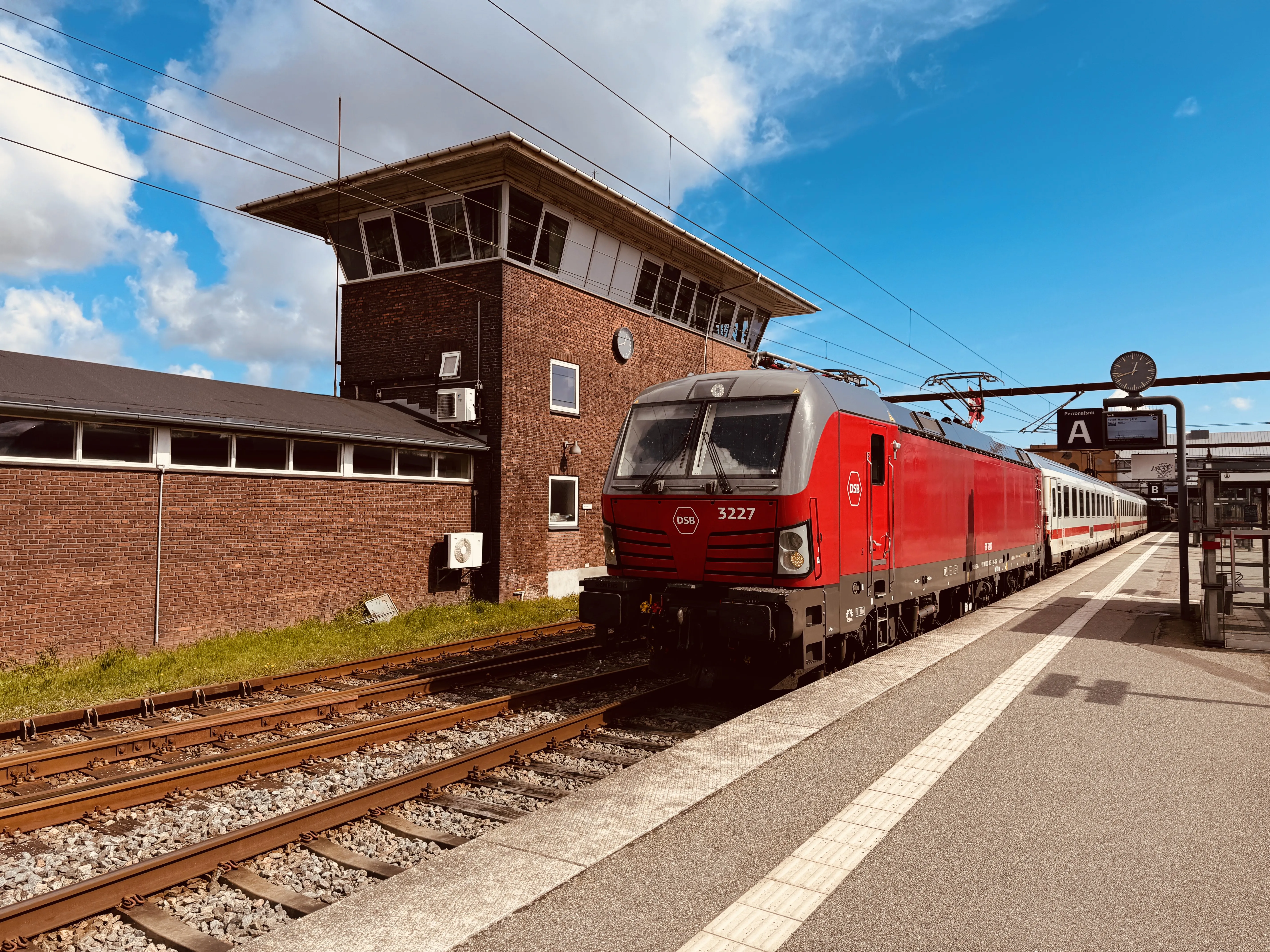 Billede af DSB EB 3227 fotograferet ud for Odense Banegård Center.