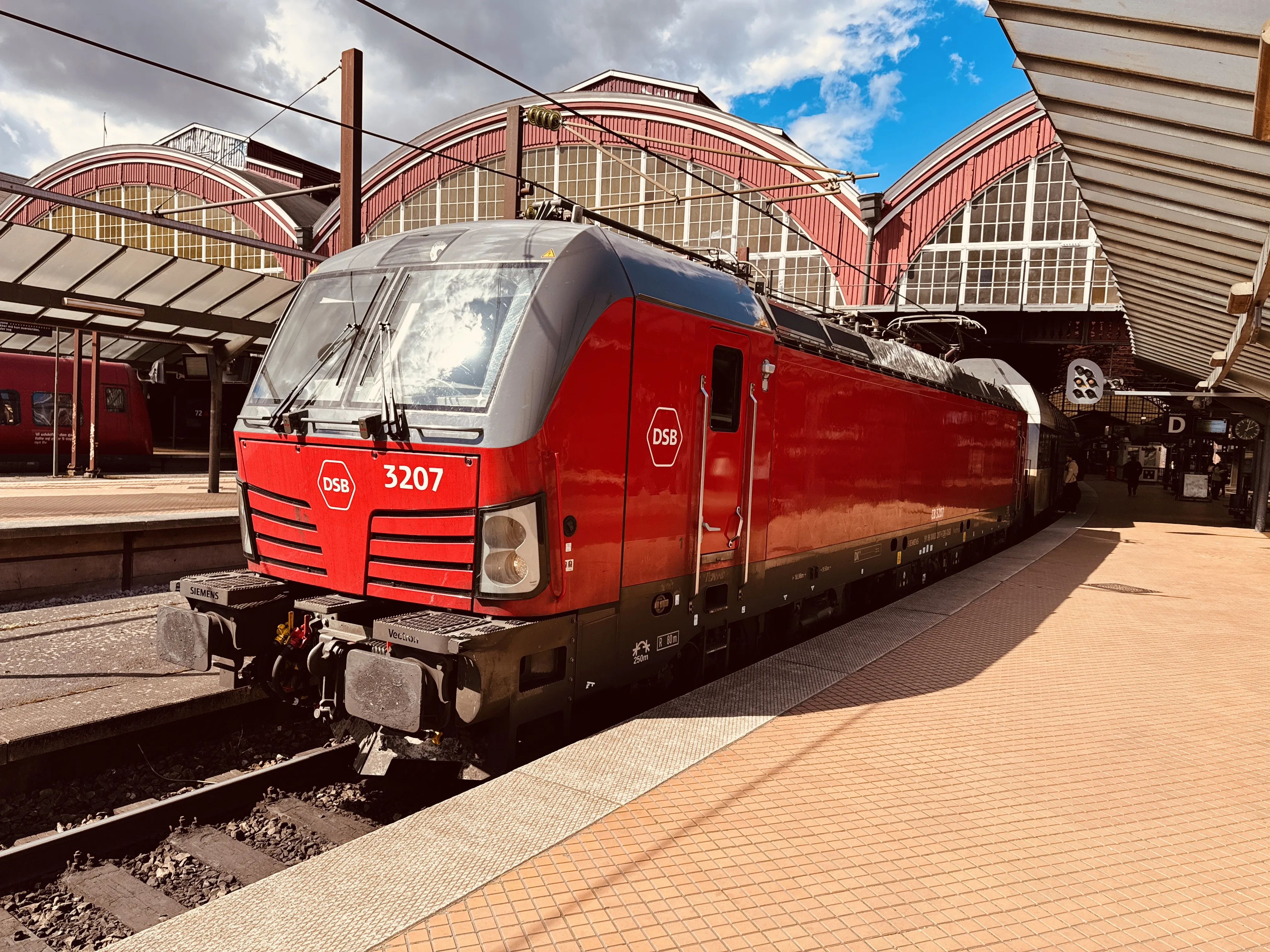 Billede af DSB EB 3207 fotograferet ud for København Hovedbanegård.