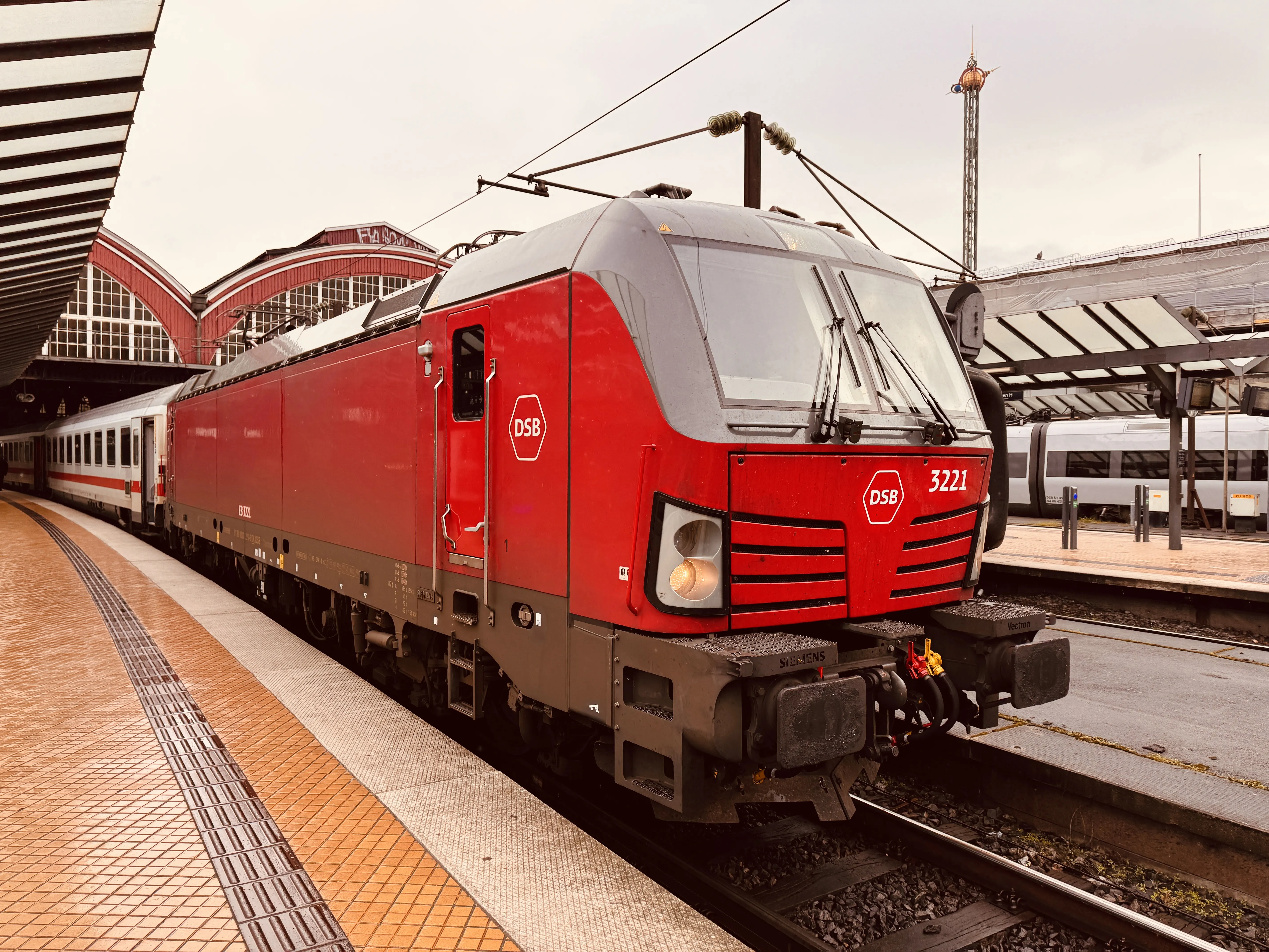 Billede af DSB EB 3221 fotograferet ud for København Hovedbanegård.