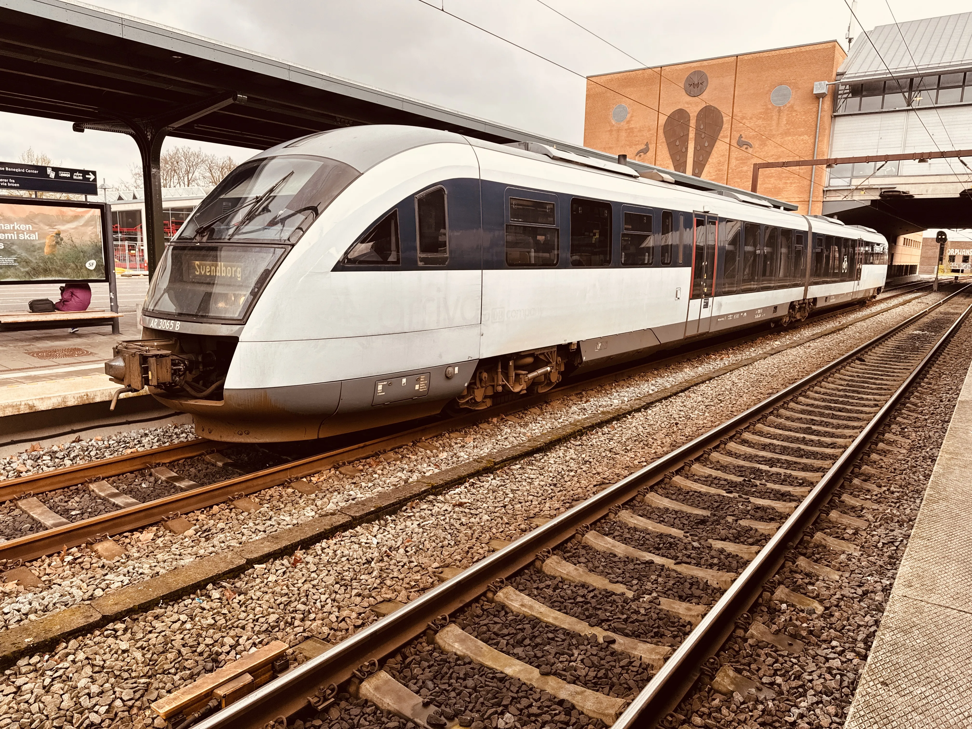 Billede af ARRIVA AR 3065, tidligere DSB MQ 4115-4915 fotograferet ud for Odense Banegård Center.