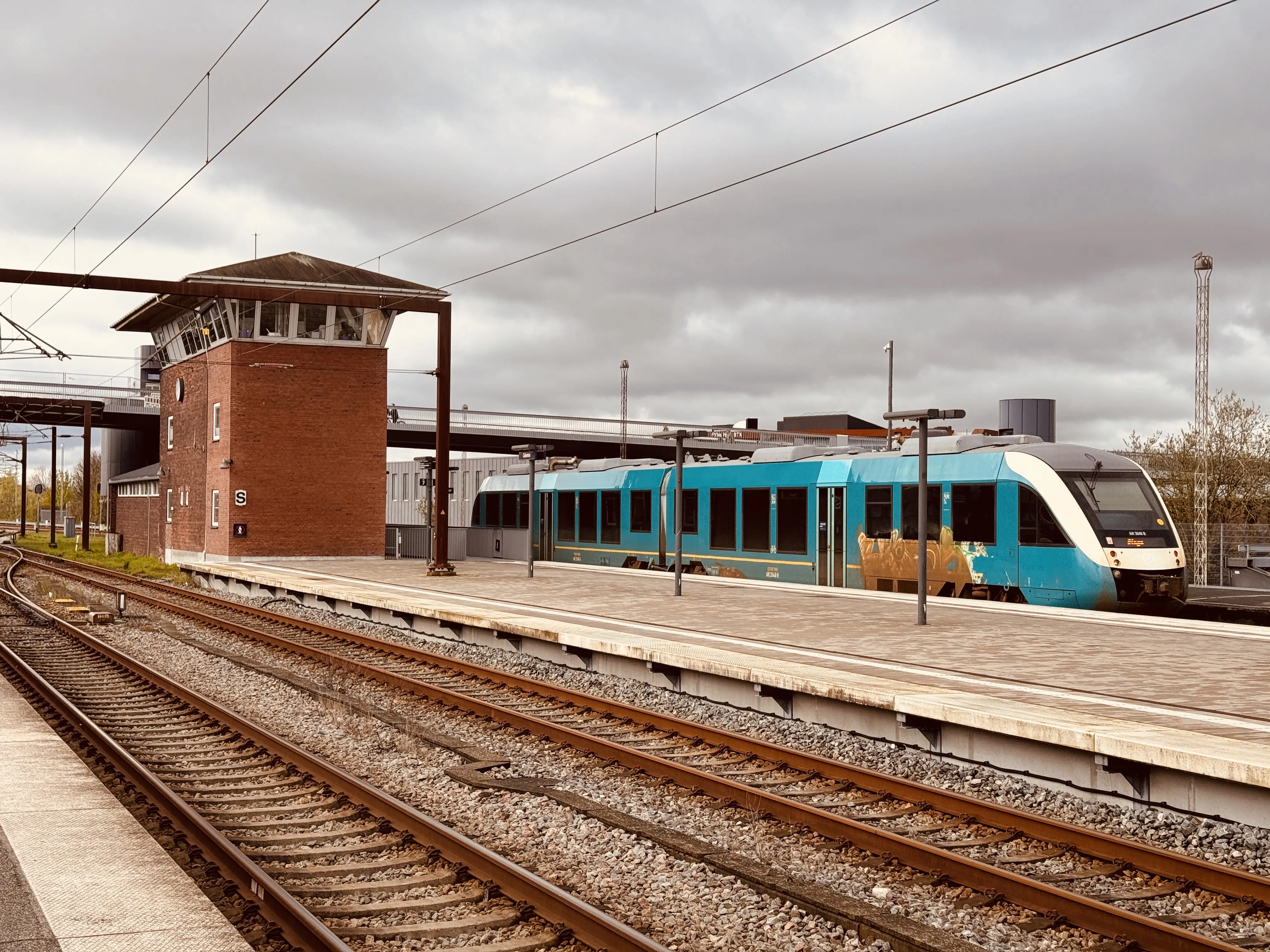 Billede af ARRIVA AR 2048 fotograferet ud for Odense Banegård Center.