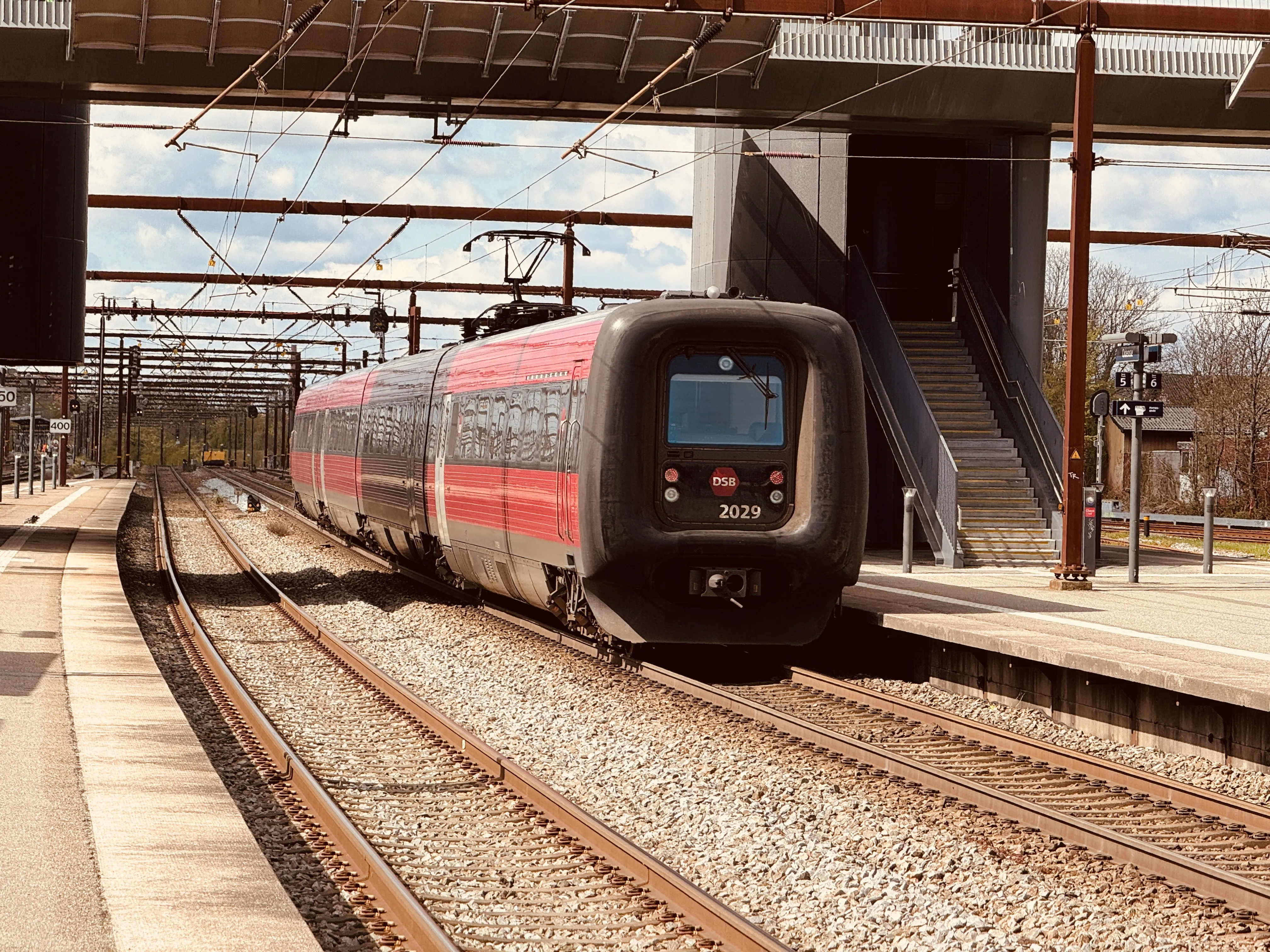 Billede af DSB ER 2029 fotograferet ud for Odense Banegård Center.