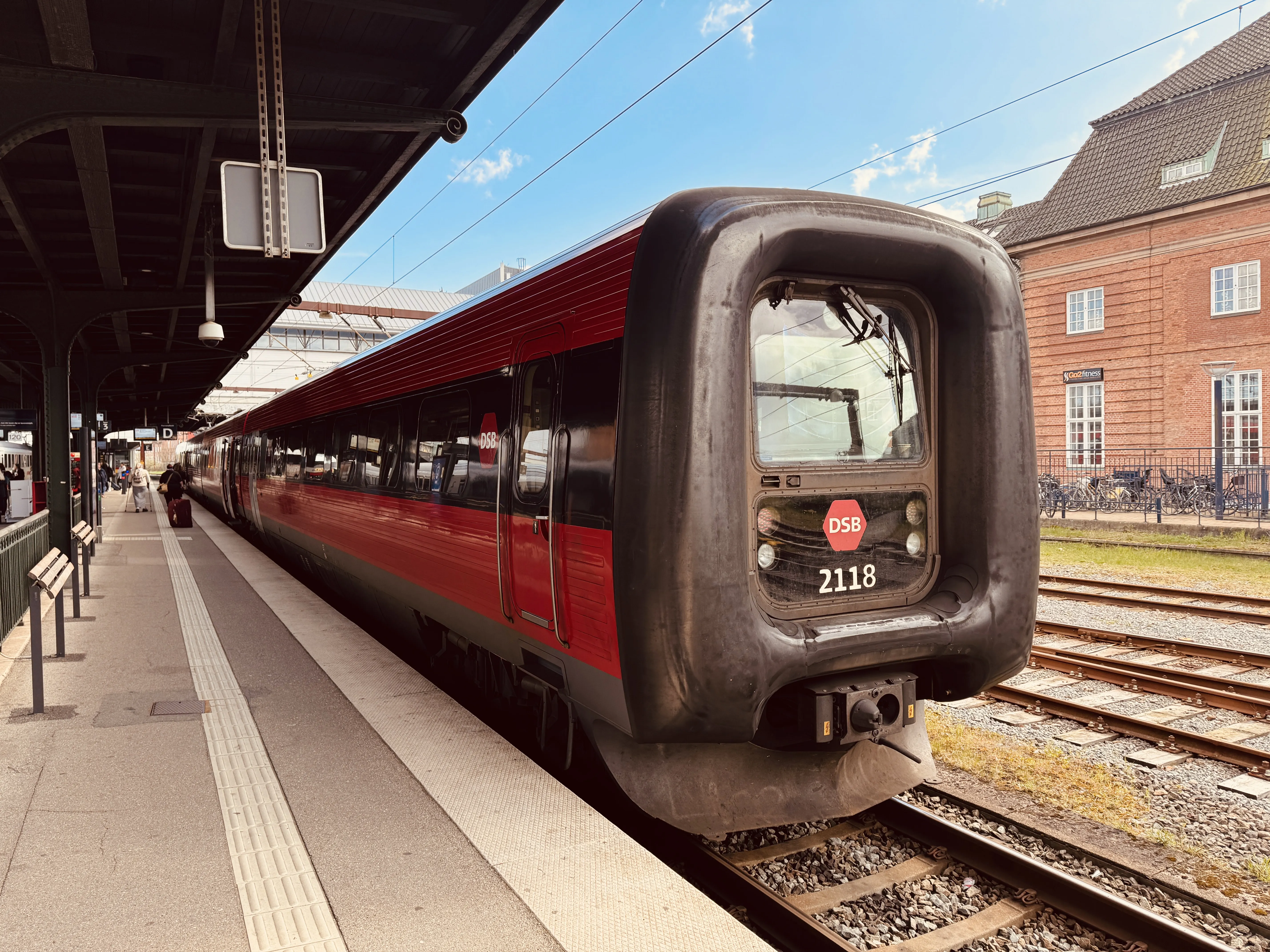 Billede af DSB ER 2018 fotograferet ud for Odense Banegård Center.