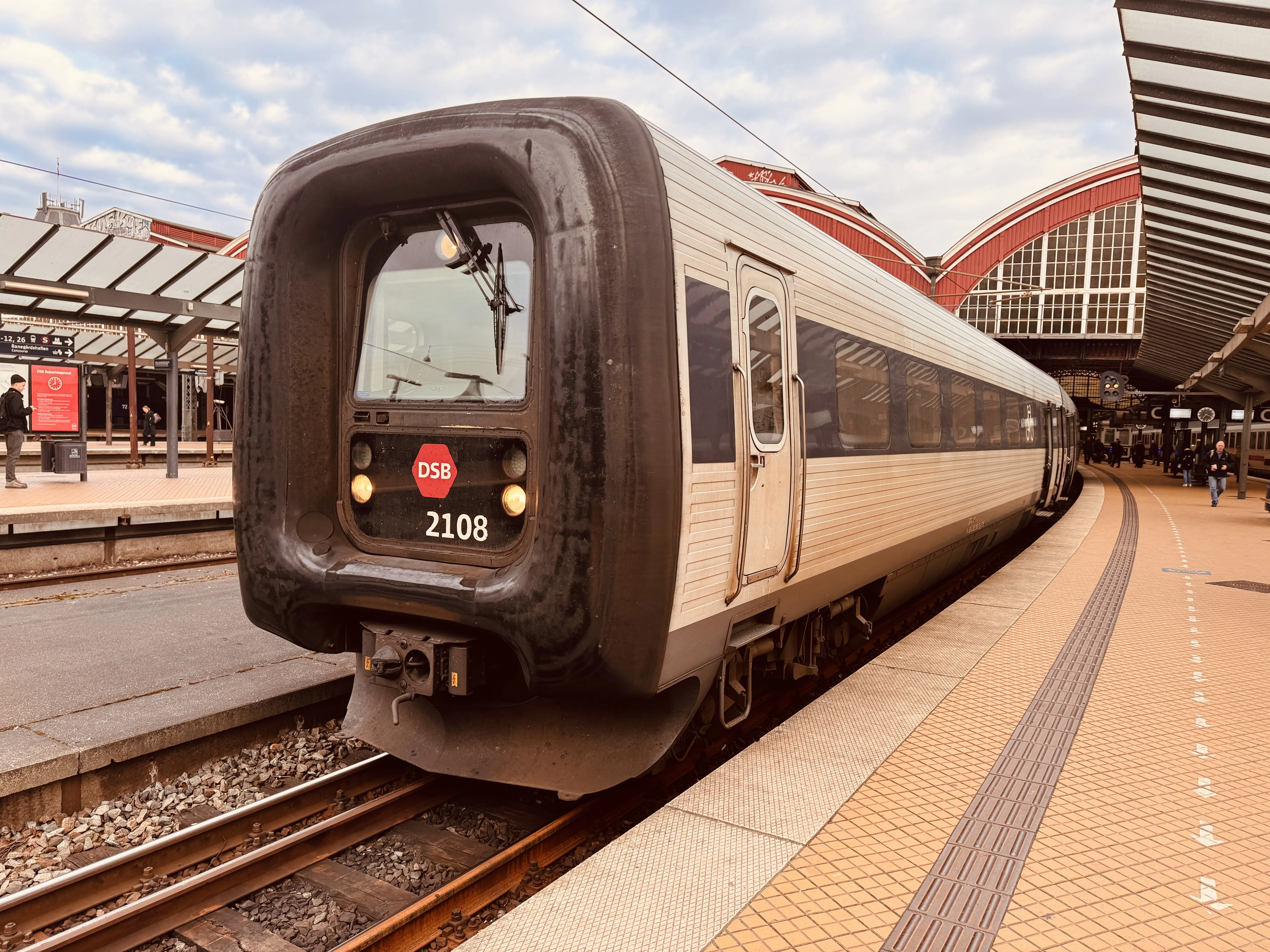 Billede af DSB ER 2008 fotograferet ud for Odense Banegård Center.