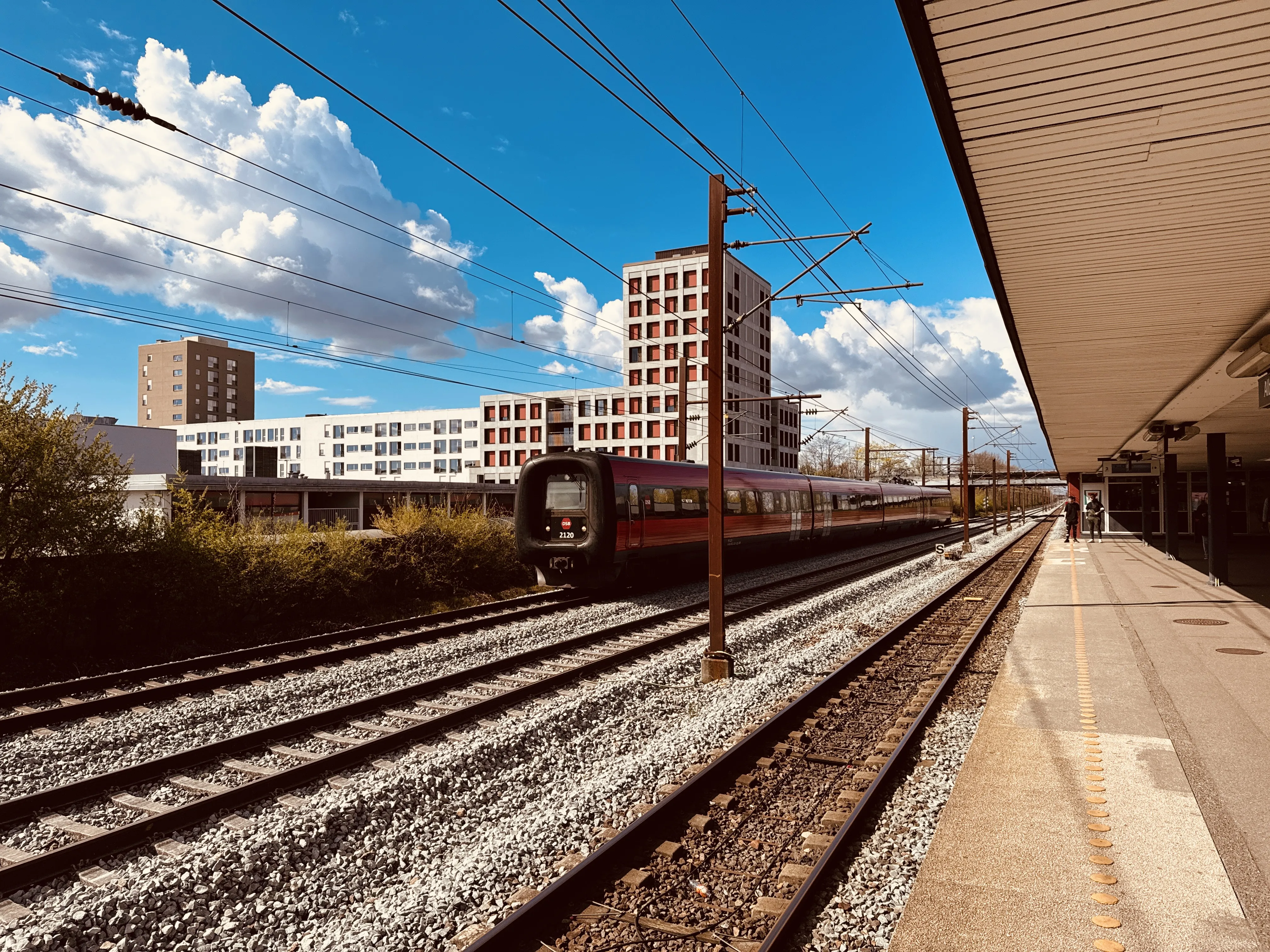 Billede af DSB ER 2020 fotograferet ud for Albertslund S-togstrinbræt.