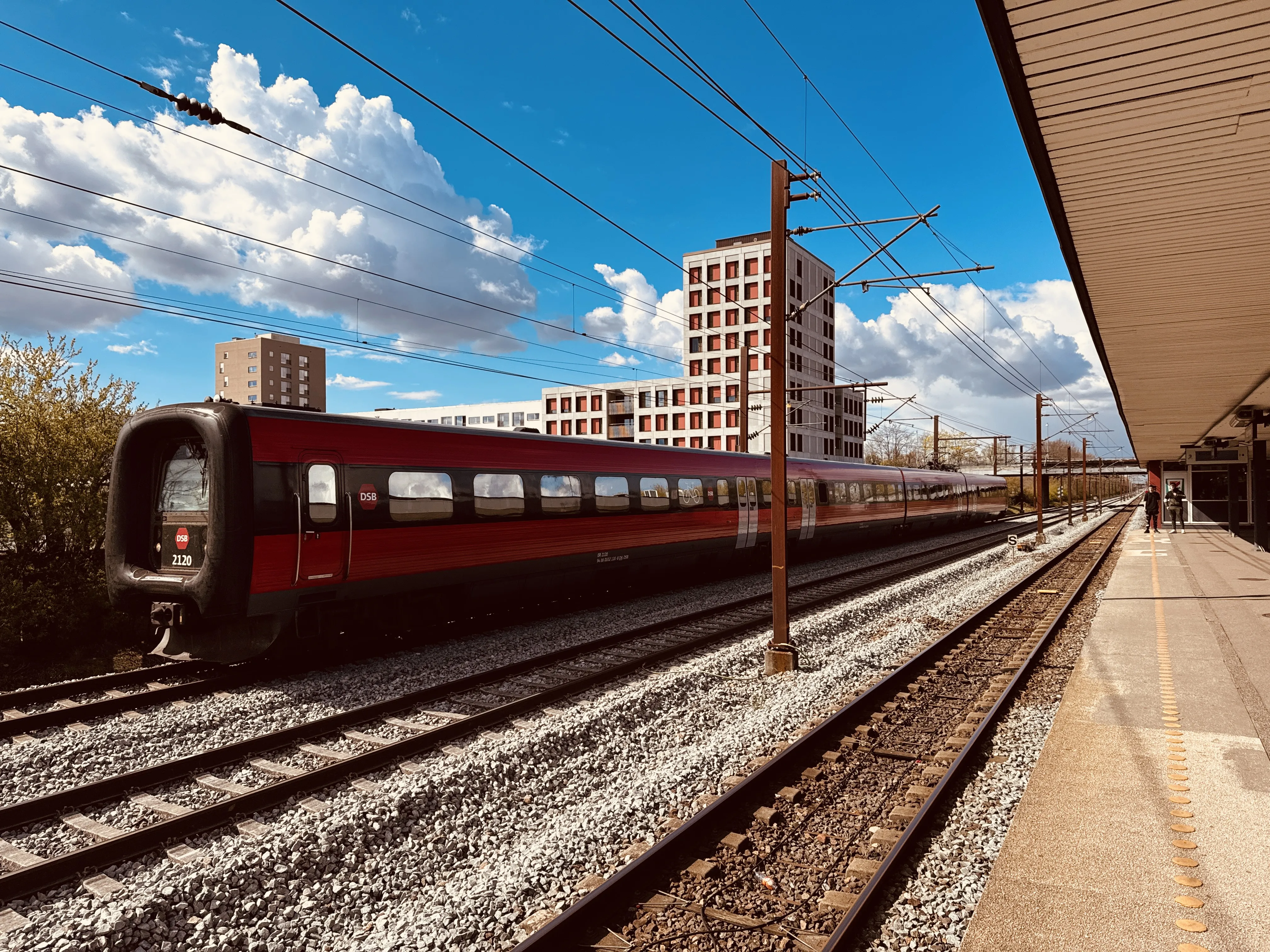 Billede af DSB ER 2020 fotograferet ud for Albertslund S-togstrinbræt.