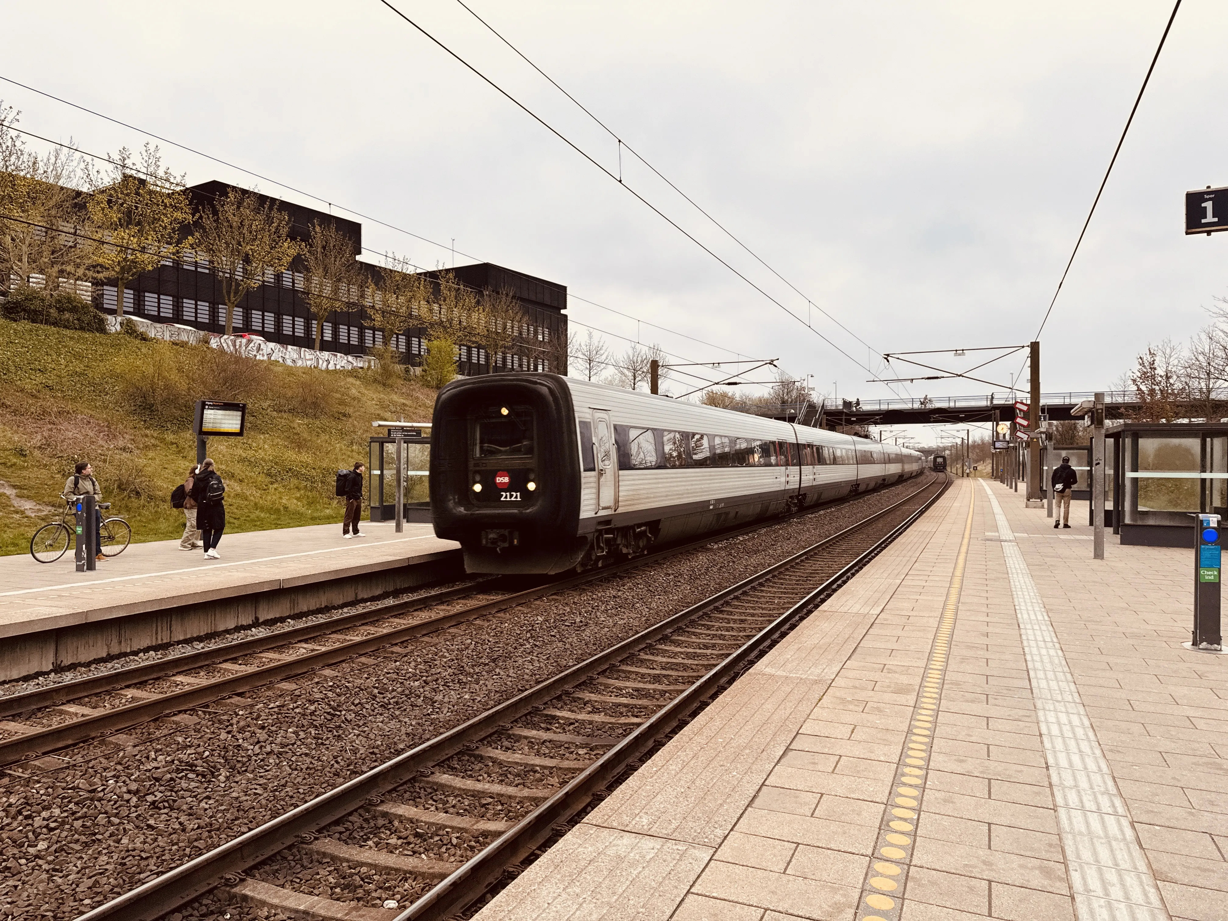 Billede af DSB ER 2021 fotograferet ud for Ørestad Trinbræt.