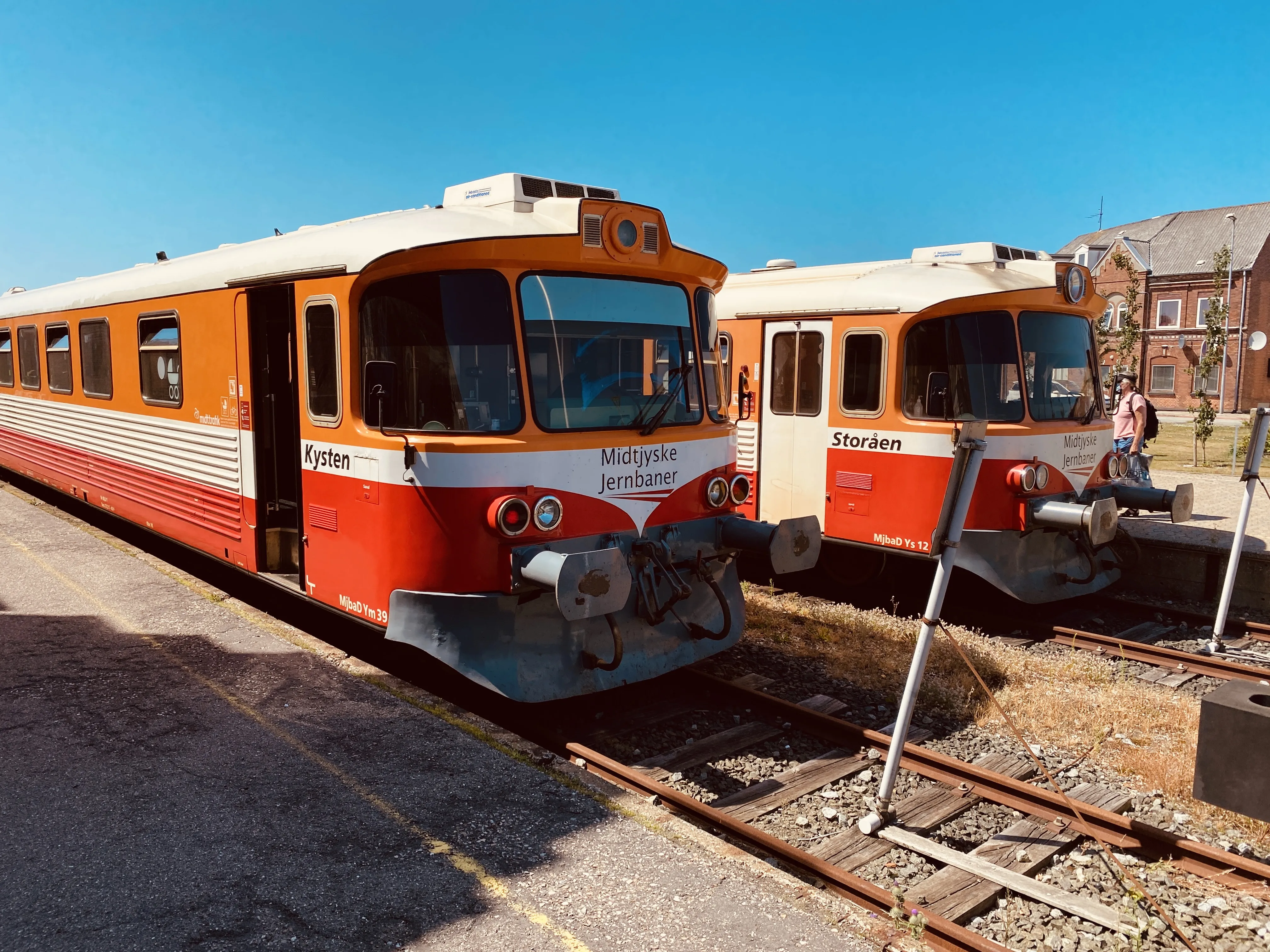 Billede af "Kysten" (MjbaD YM 39) og oprindelig OHJ YM 57 - her fotograferet ud for Lemvig Station.