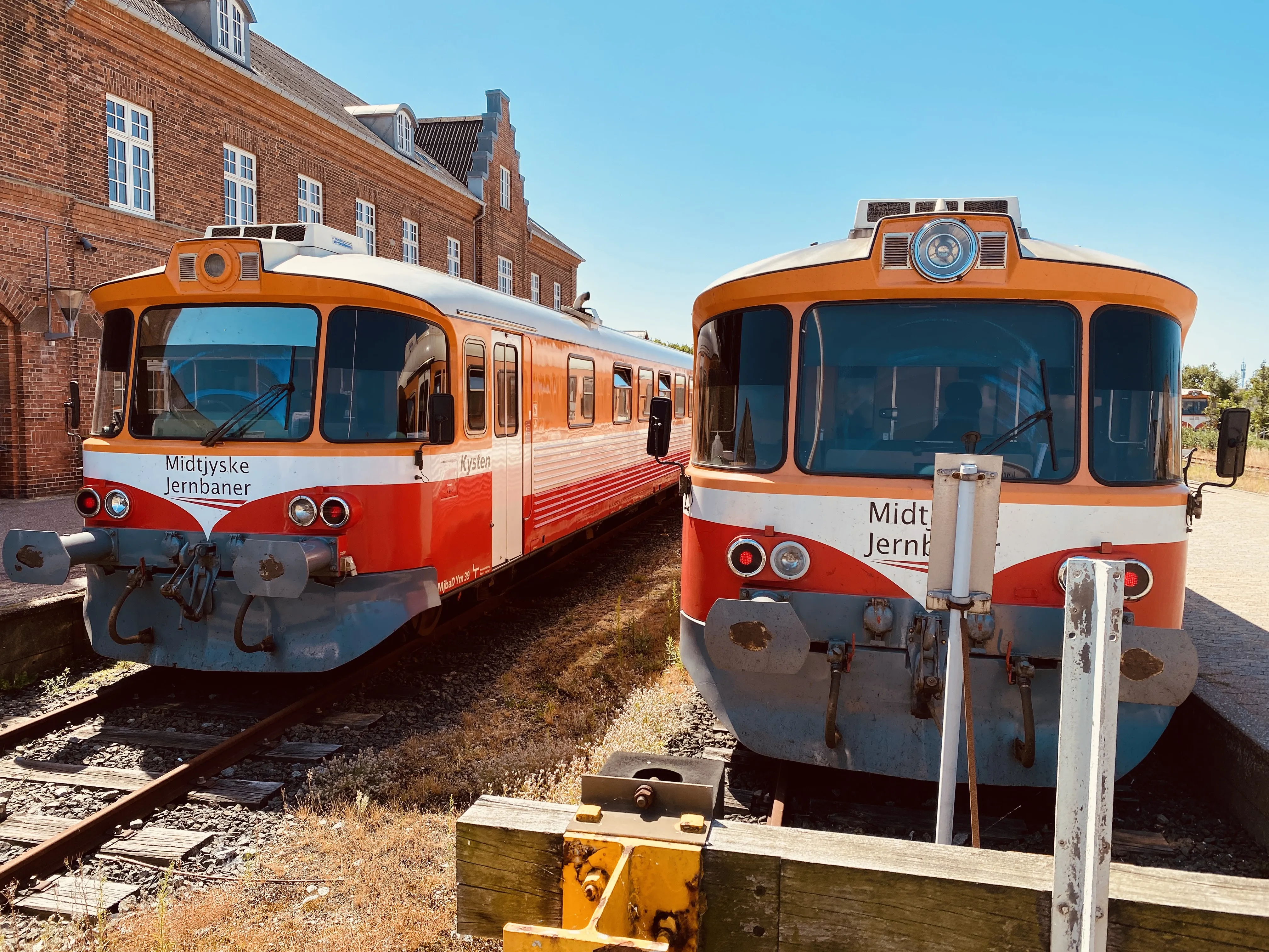 Billede af "Kysten" (MjbaD YM 39) og oprindelig OHJ YM 57 - her fotograferet ud for Lemvig Station.