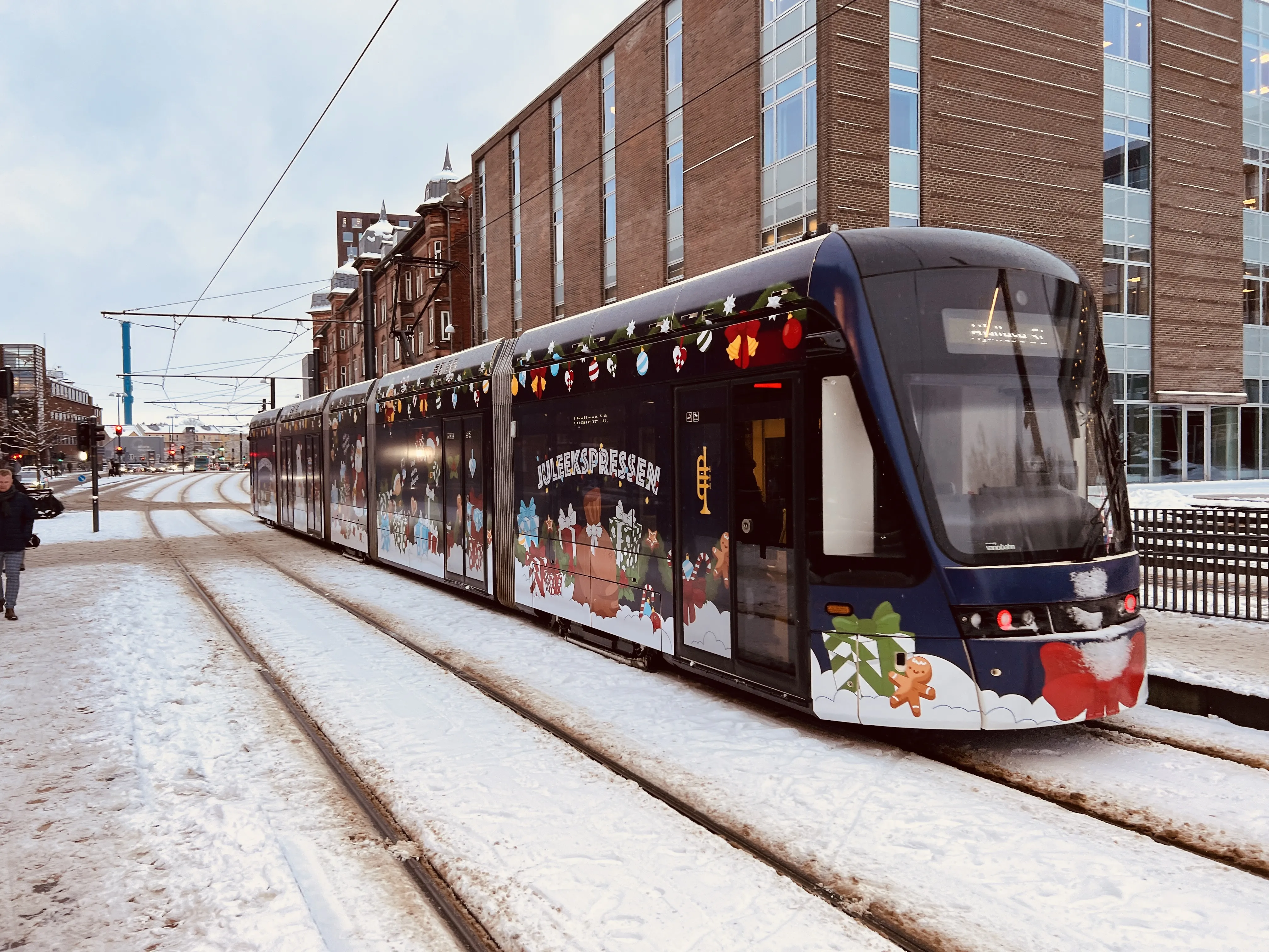 Billede af juleekspressen ud for Odense Banegård Letbanestation.