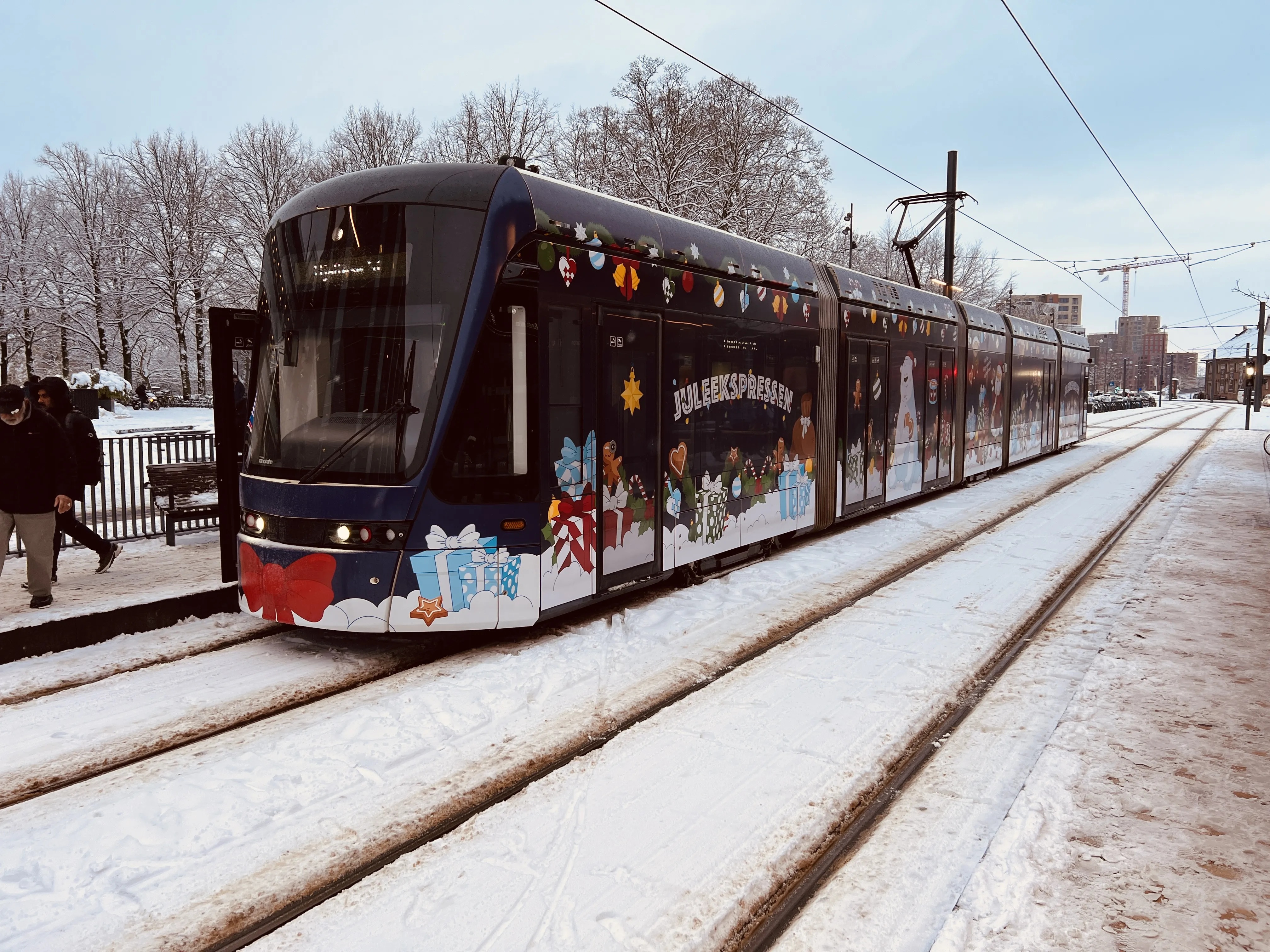 Billede af juleekspressen ud for Odense Banegård Letbanestation.