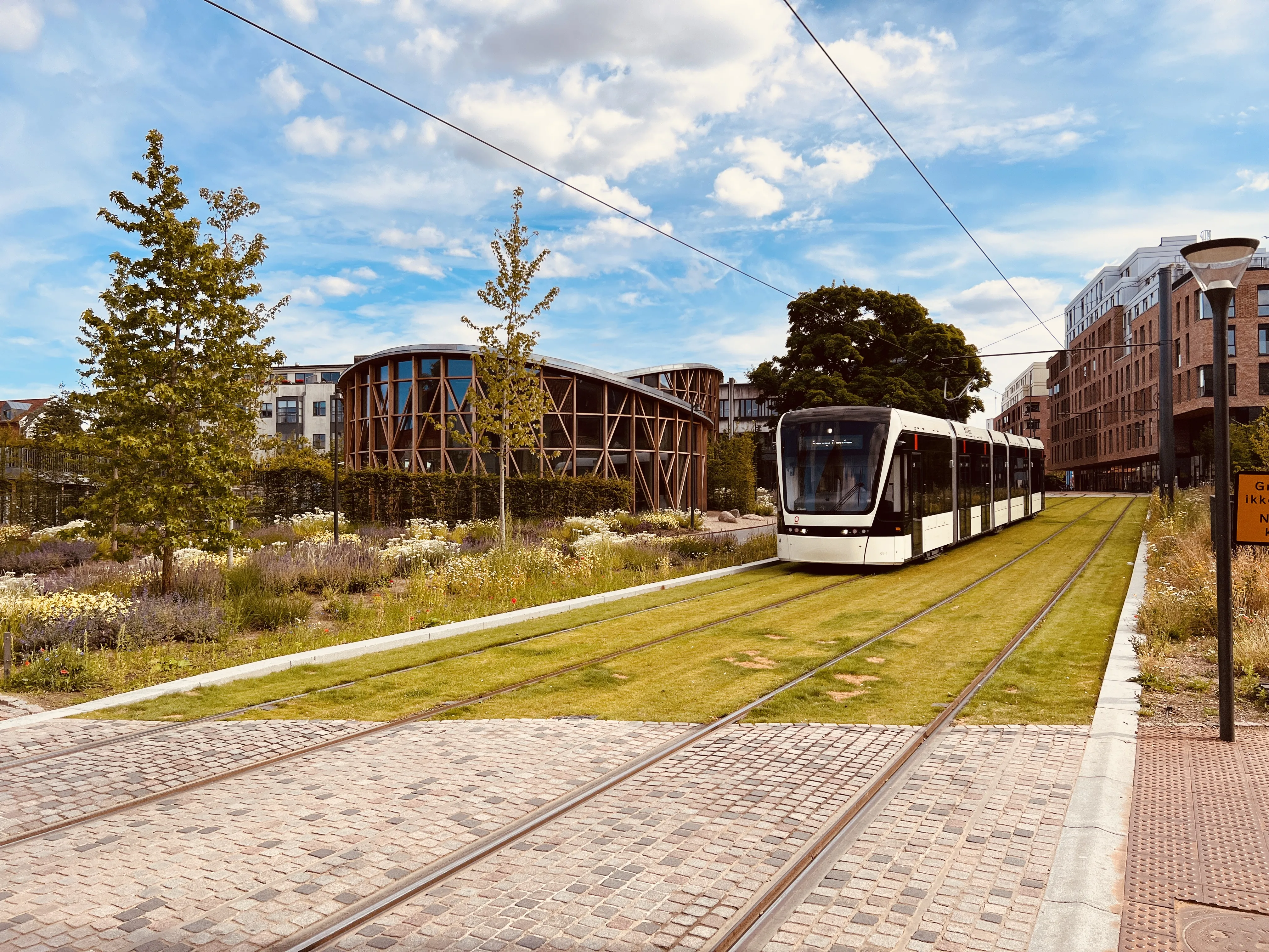 Billede af Odense Letbane togsæt 01 fotograferet ud for Odeon Letbanestation.