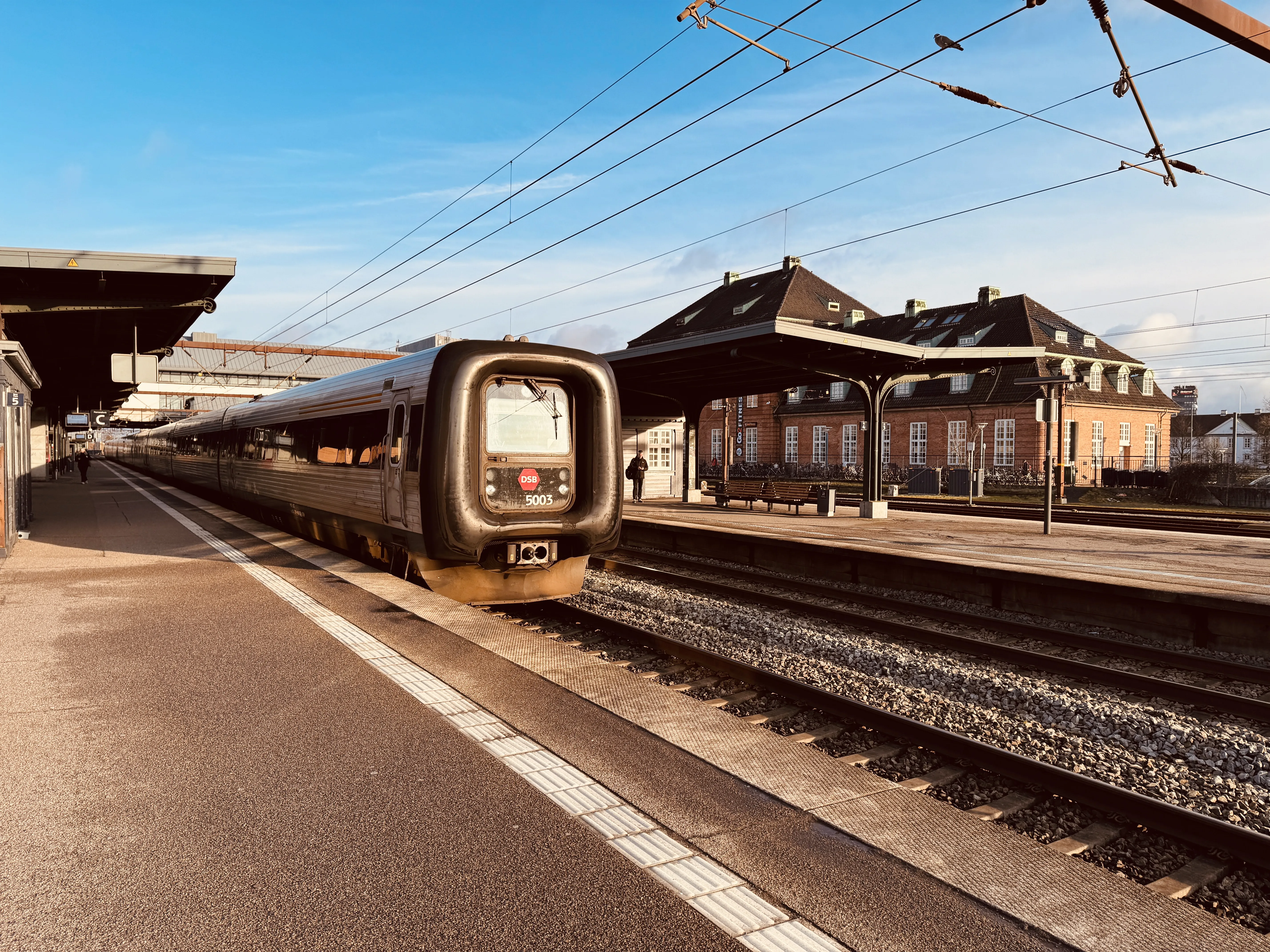 Billede af DSB Litra MF 5003 "H.C. Andersen (IC3) fotograferet ud for den hjemby Odense - Scandia årgang 1989-1998.