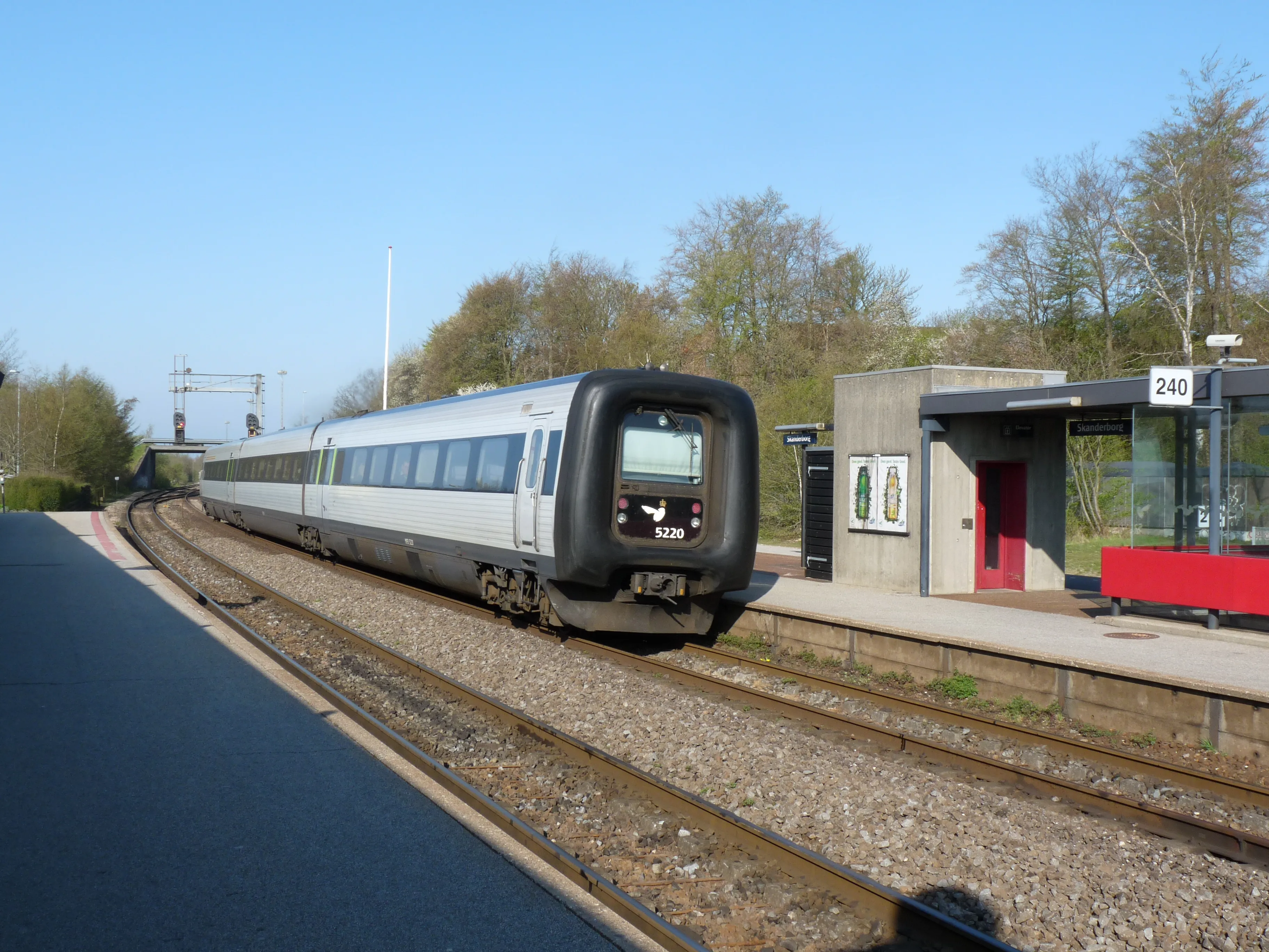 Billede af DSB Litra MF 5220 (IC3) ud for Skanderborg Trinbræt - Scandia årgang 1989-1998.