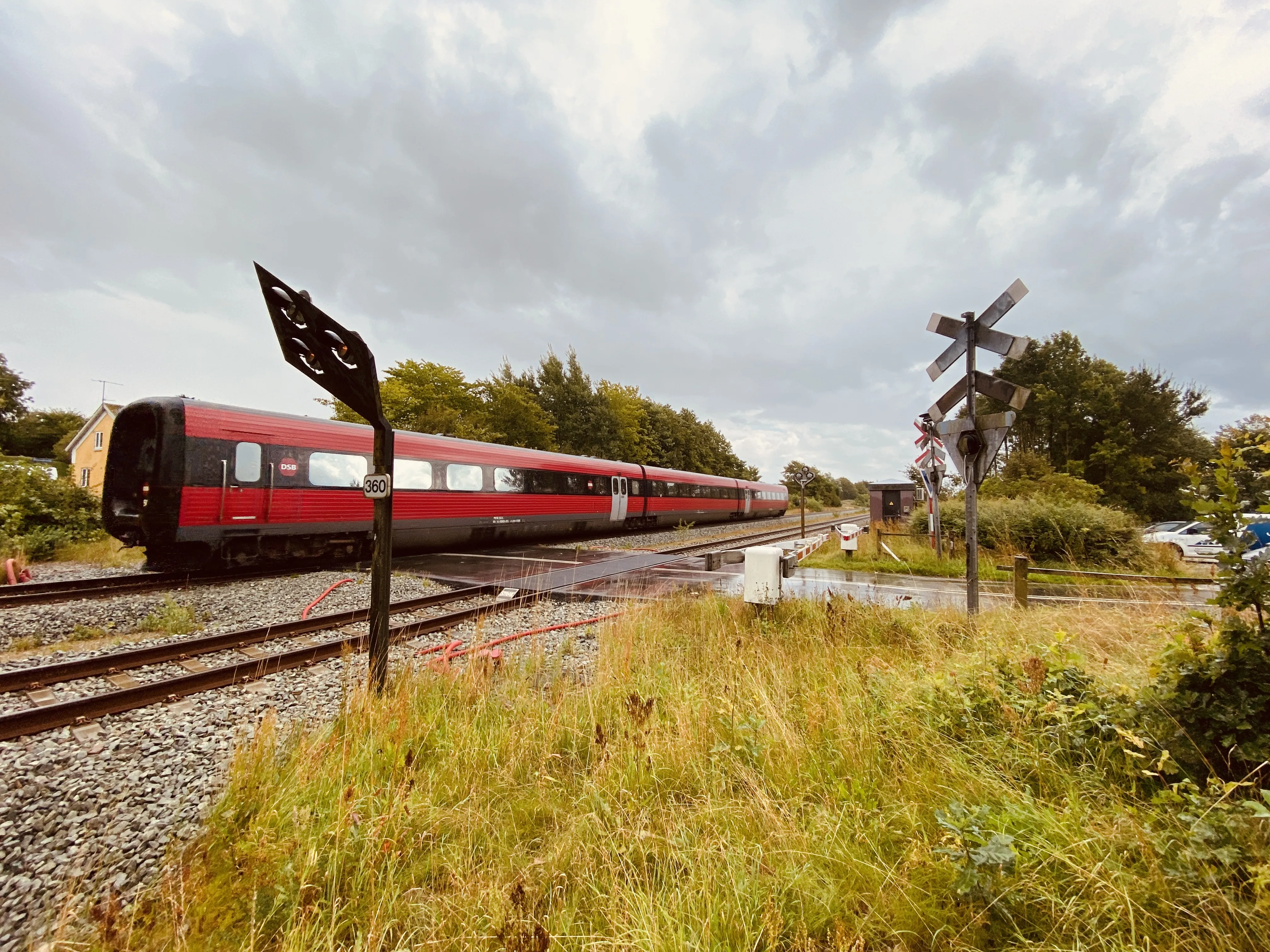 Billede af DSB Litra MF 5051 (IC3) ud for den nedrevne Bjerregrav Station. MF 5051 brændte i Odense den 20. oktober 2016 og blev genopbygget 2017-2018, hvor MF 5051 overtog vognkassen fra Svenske SJ Y2 1376.