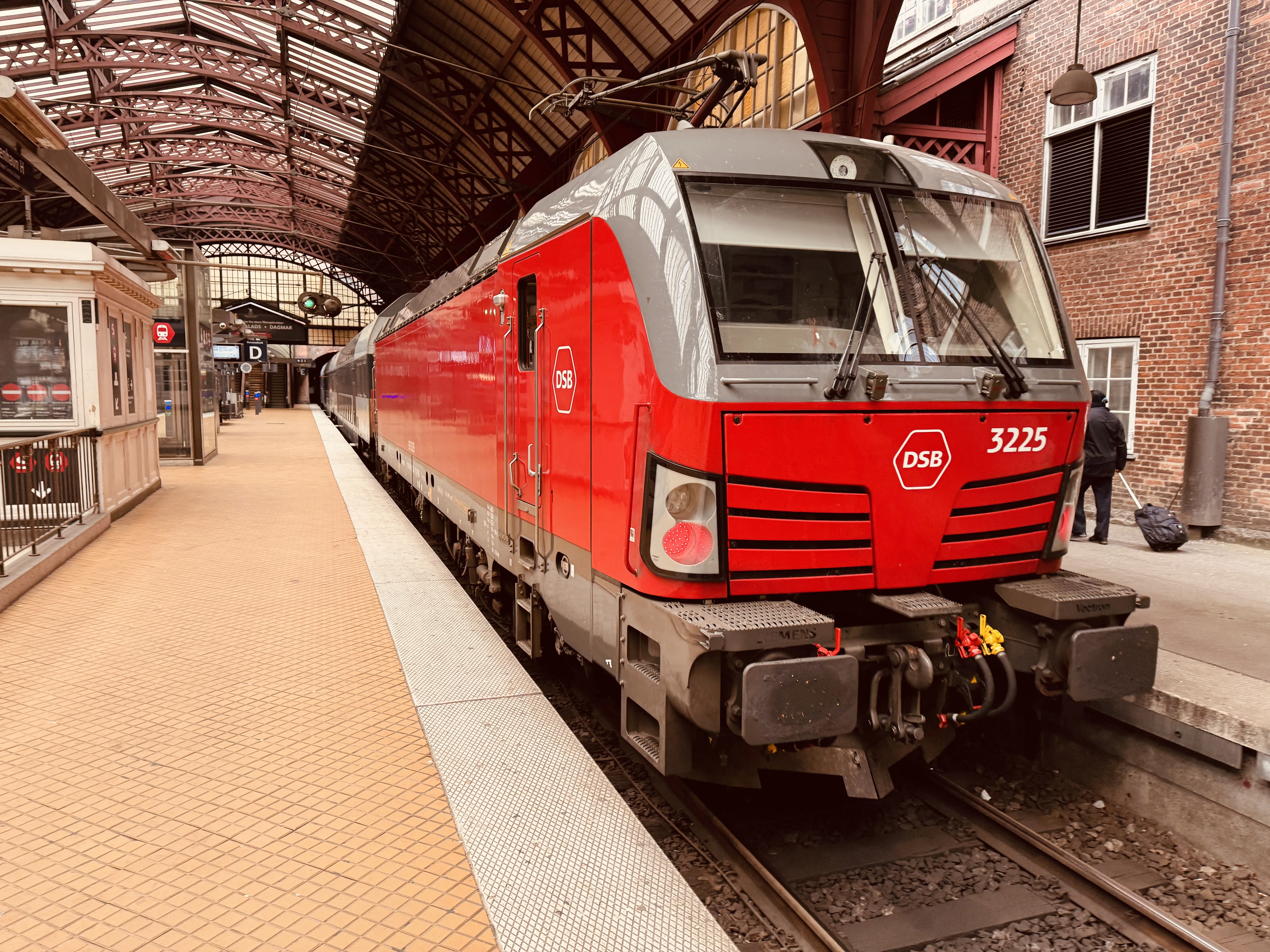 Billede af DSB EB 3225 fotograferet ud for København Hovedbanegård.