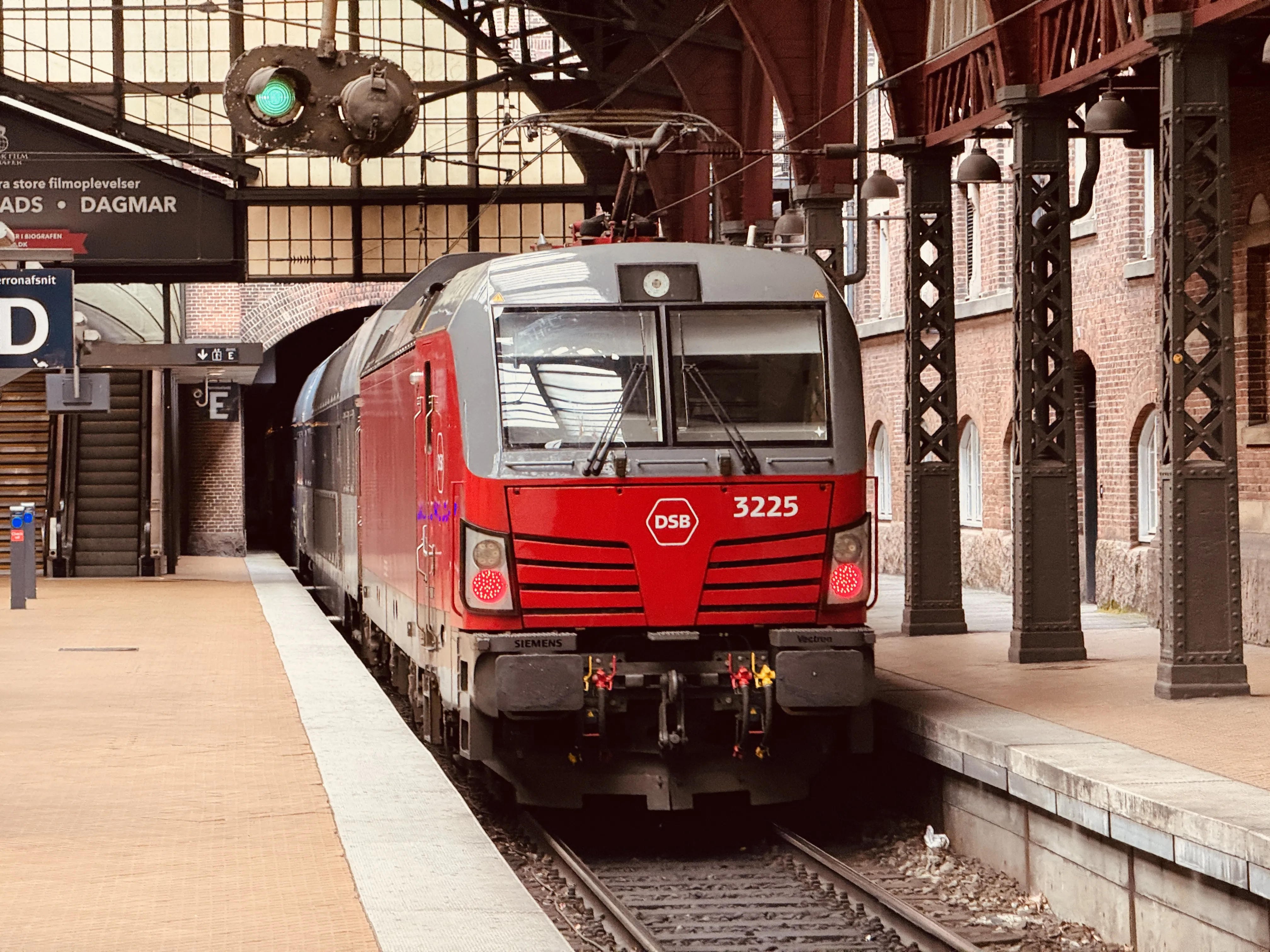 Billede af DSB EB 3225 fotograferet ud for København Hovedbanegård.