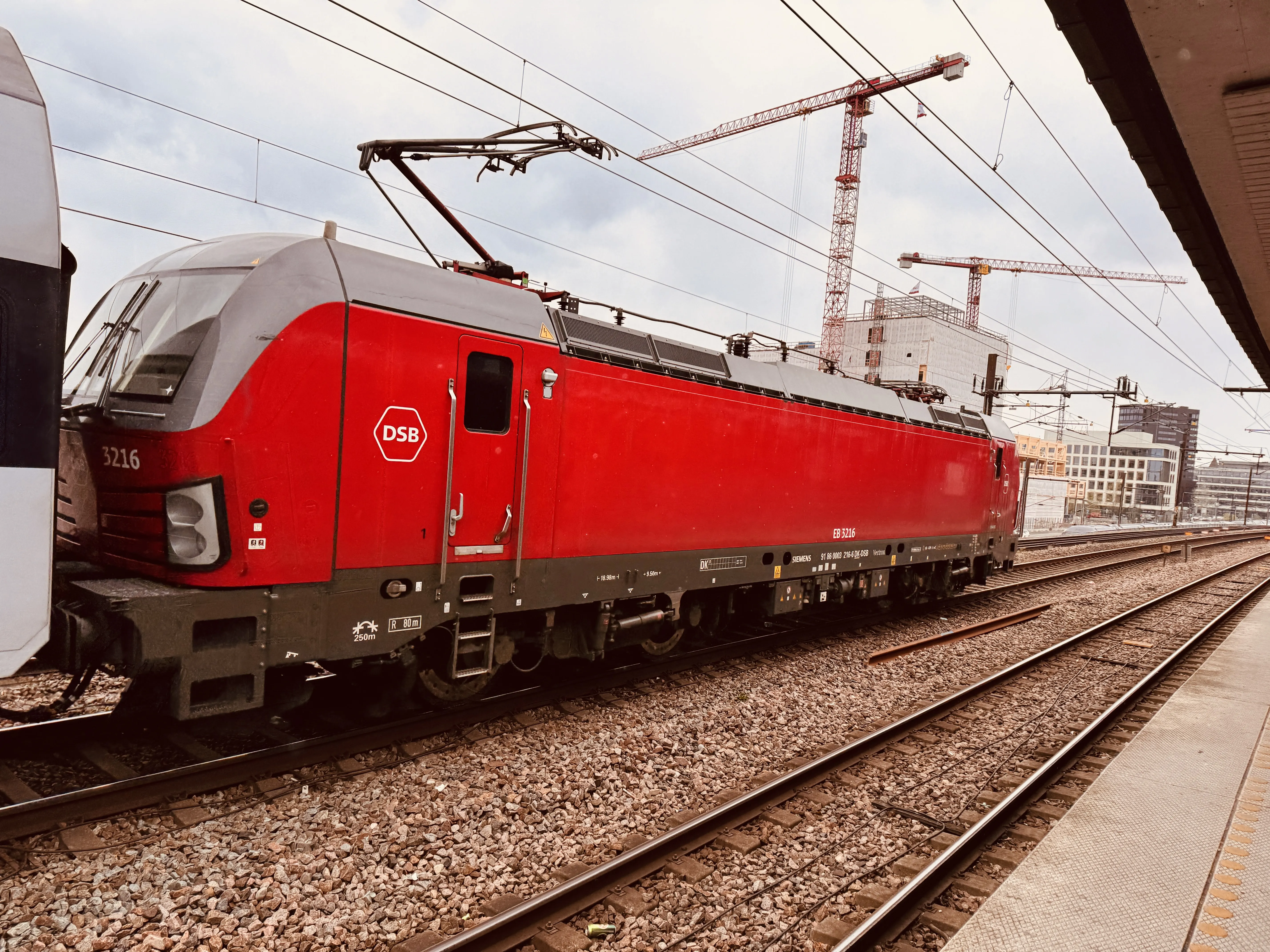 Billede af DSB EB 3216 fotograferet ud for Nordhavn S-togstrinbræt.