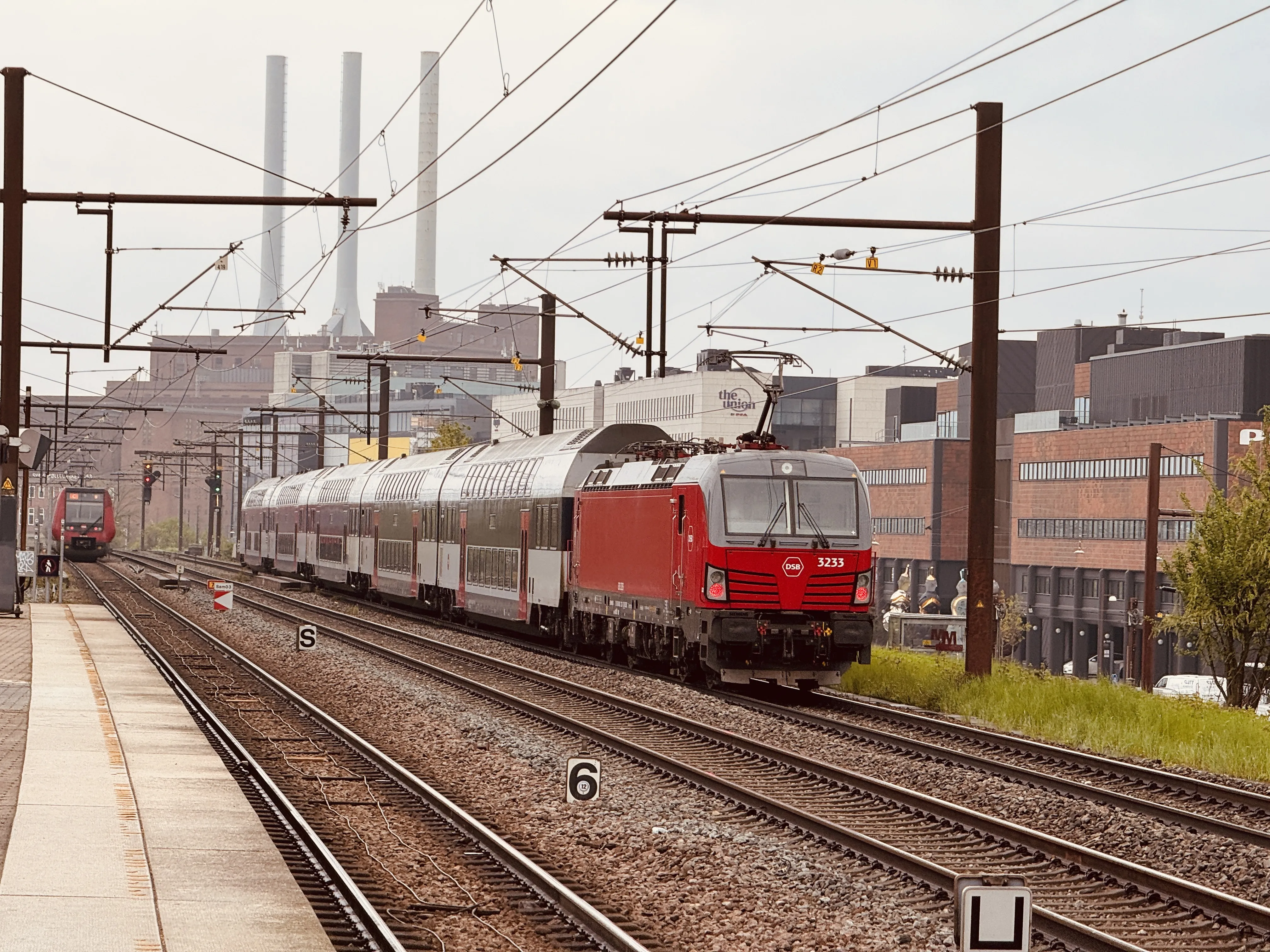 Billede af DSB EB 3233 fotograferet ud for Nordhavn S-togstrinbræt.