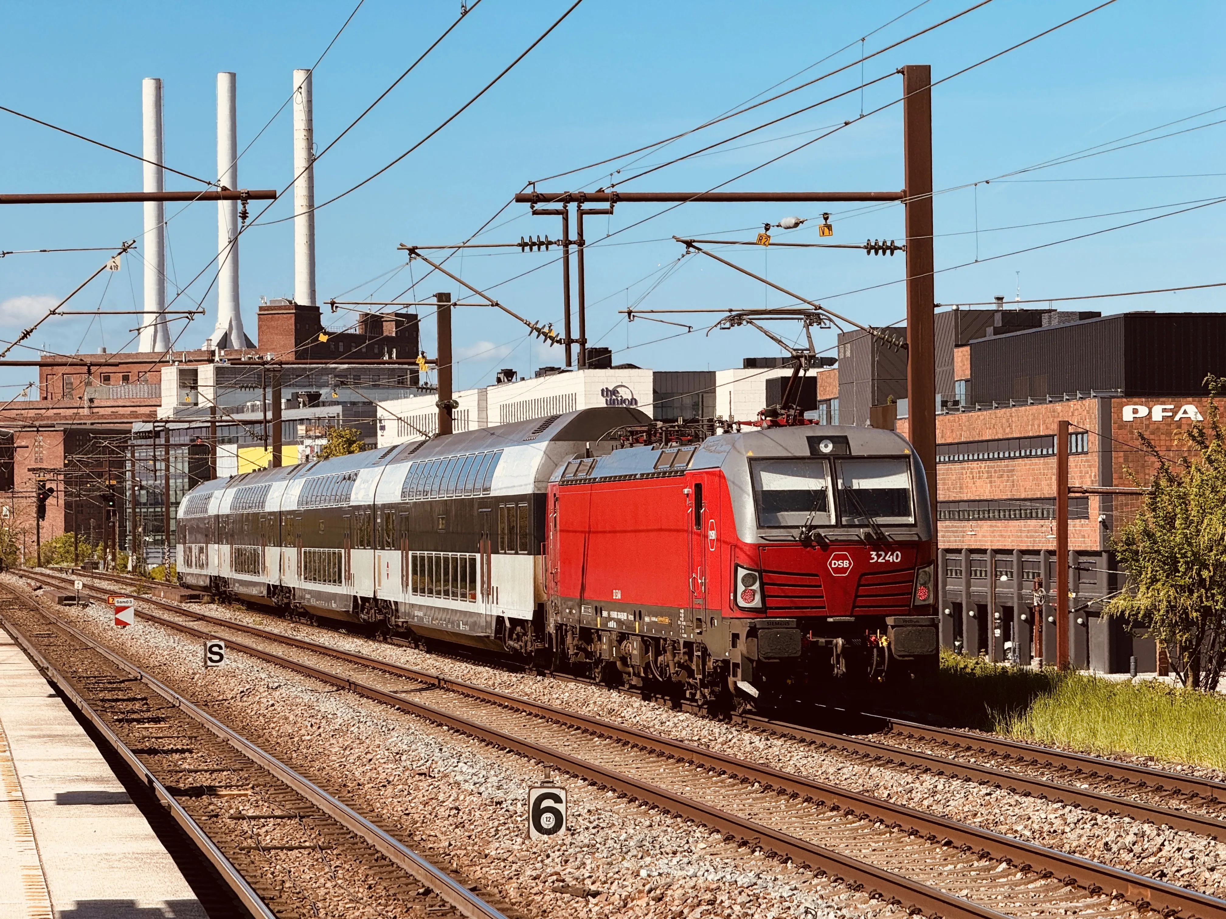 Billede af DSB EB 3240 fotograferet ud for Nordhavn S-togstrinbræt.