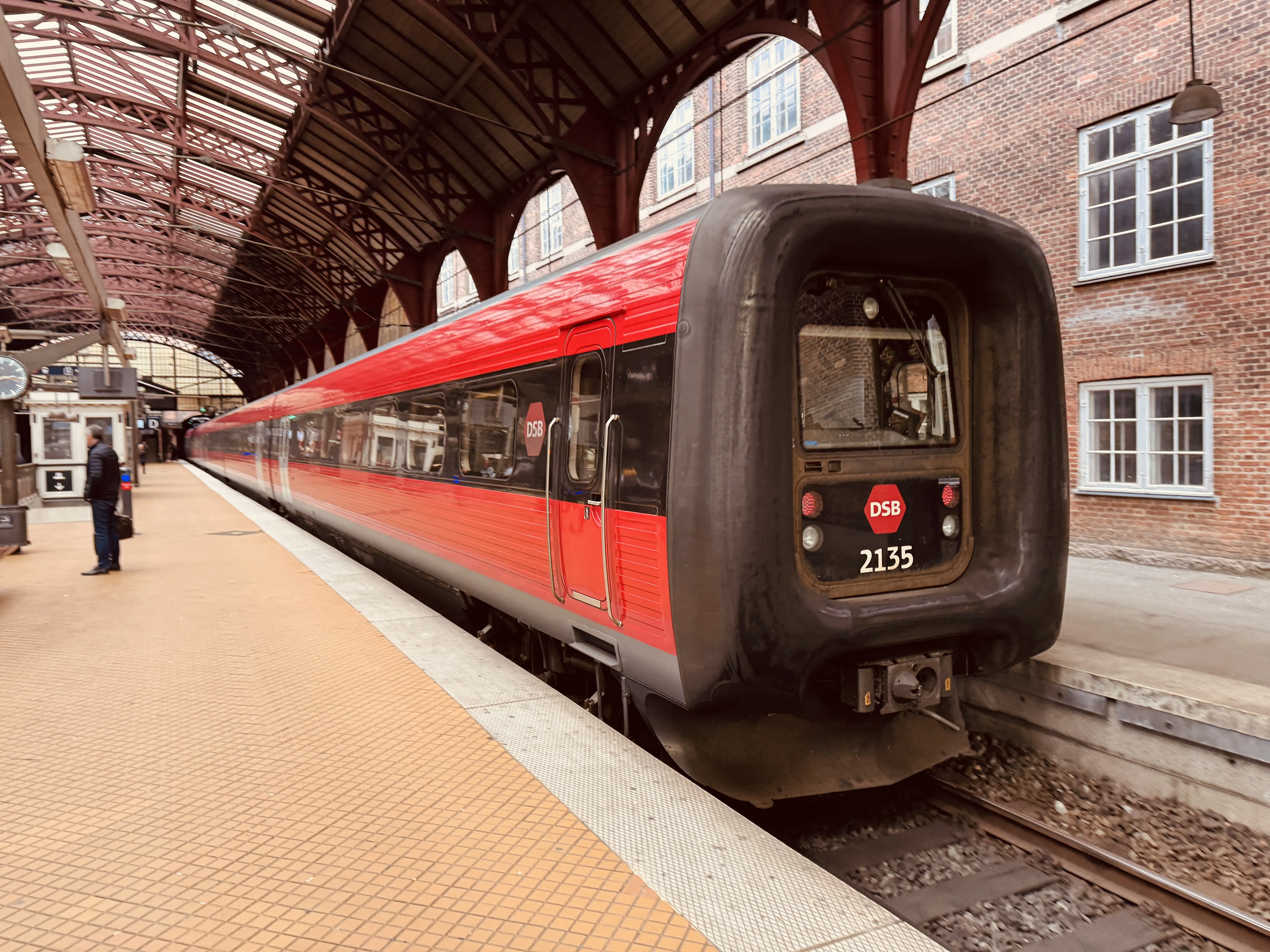 Billede af DSB ER 2035 fotograferet ud for København Hovedbanegård.