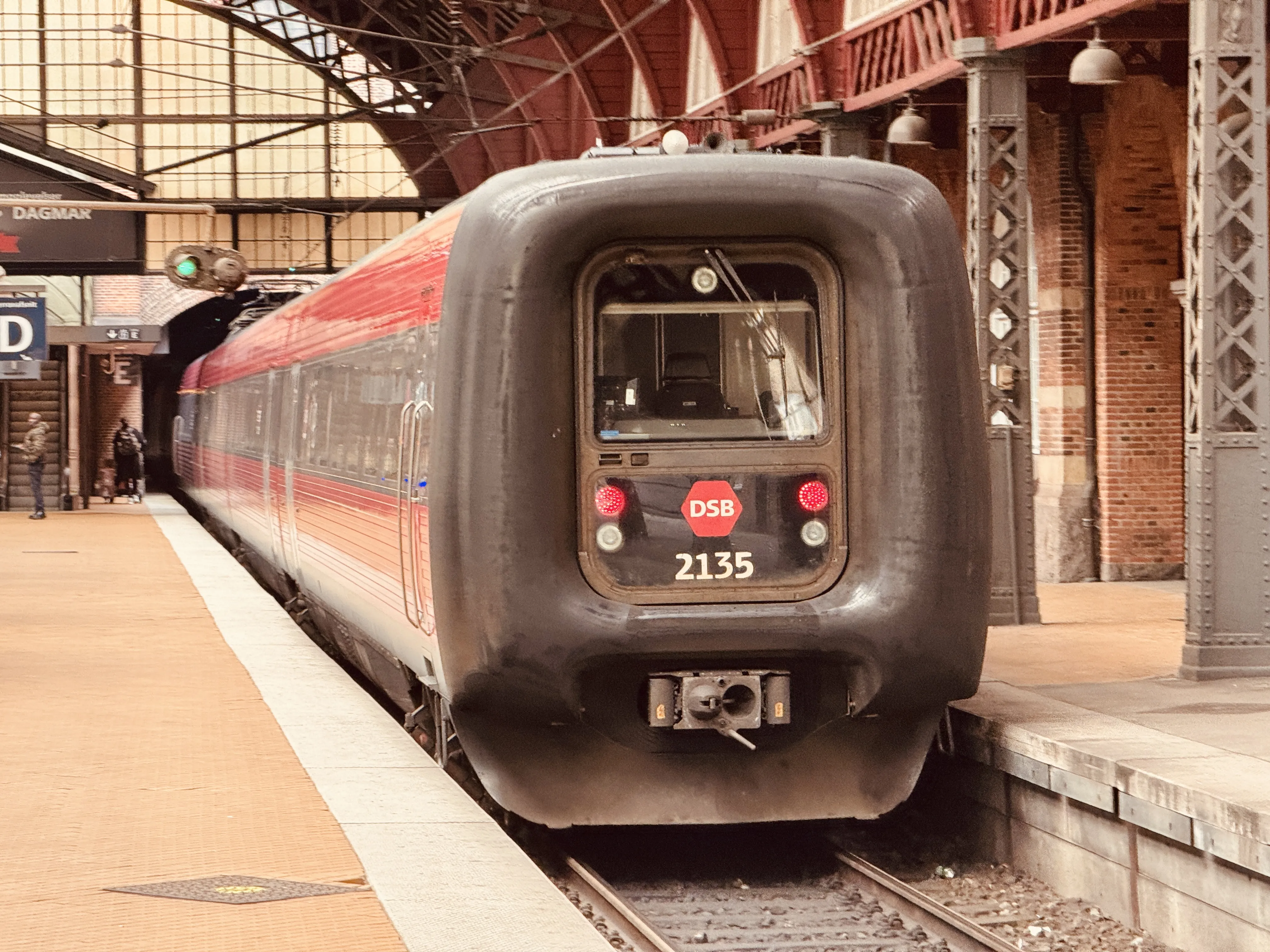 Billede af DSB ER 2035 fotograferet ud for København Hovedbanegård.