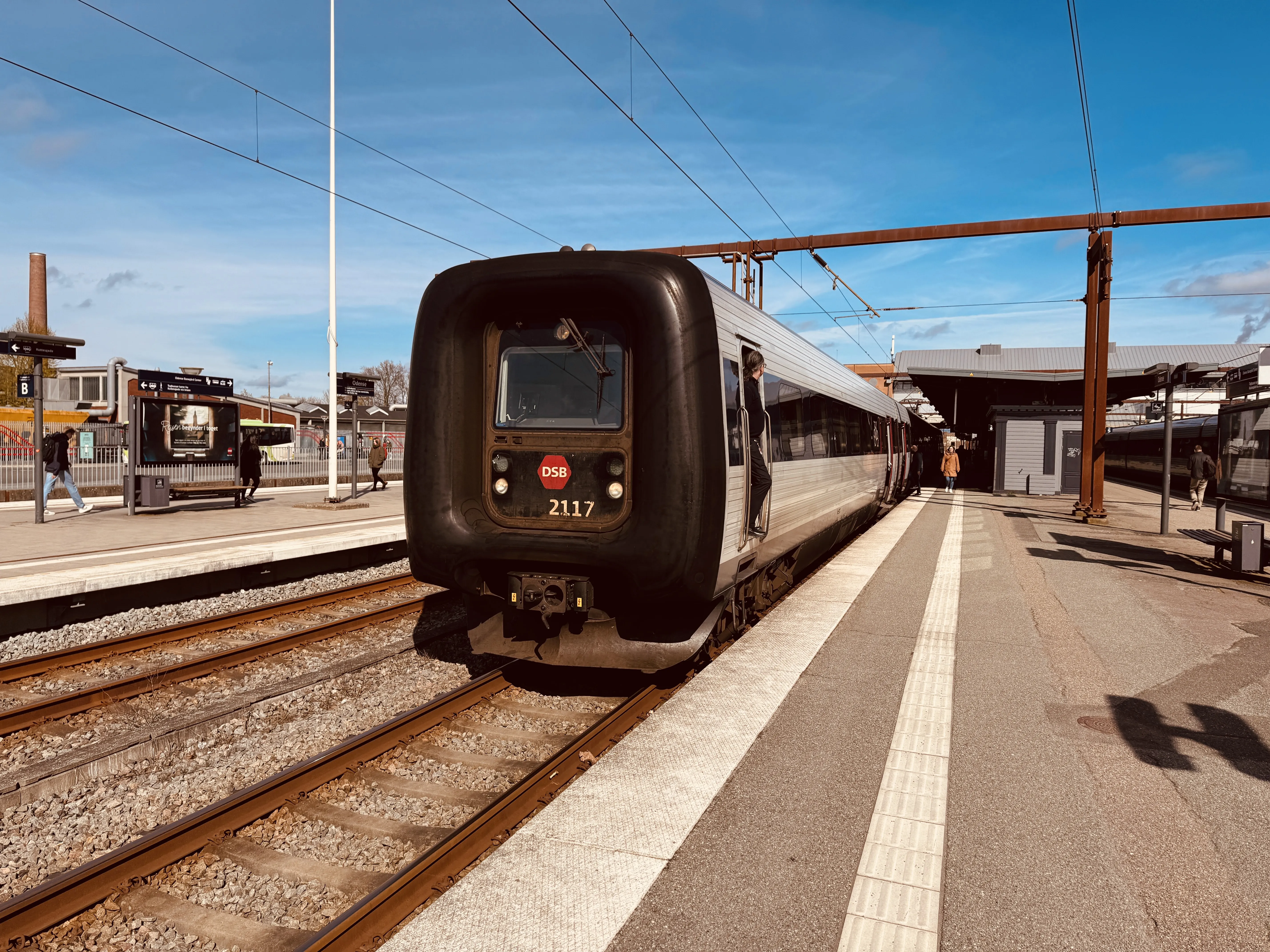 Billede af DSB ER 2017 fotograferet ud for Odense Banegård Center.