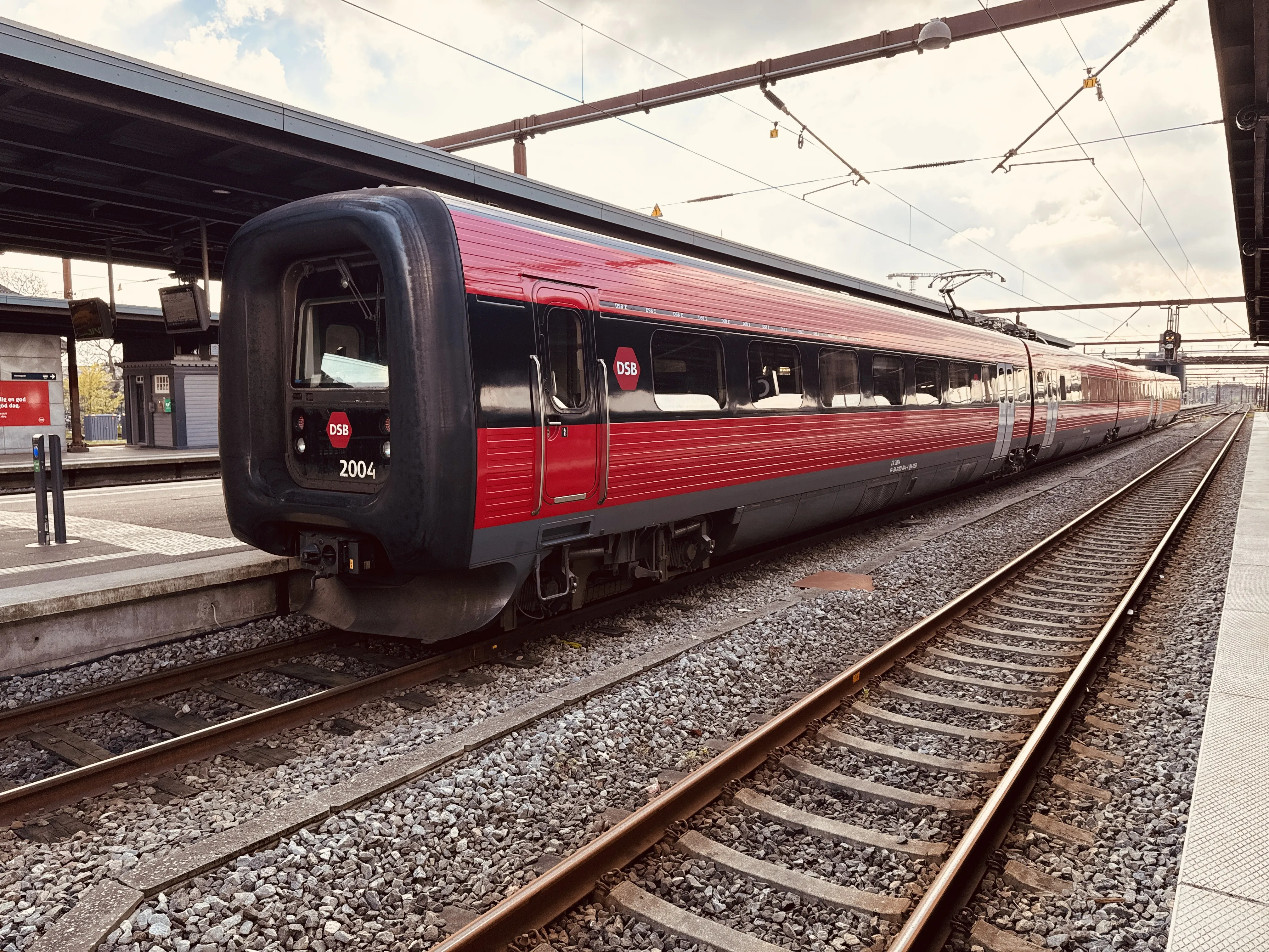 Billede af DSB ER 2004 fotograferet ud for Odense Banegård Center.