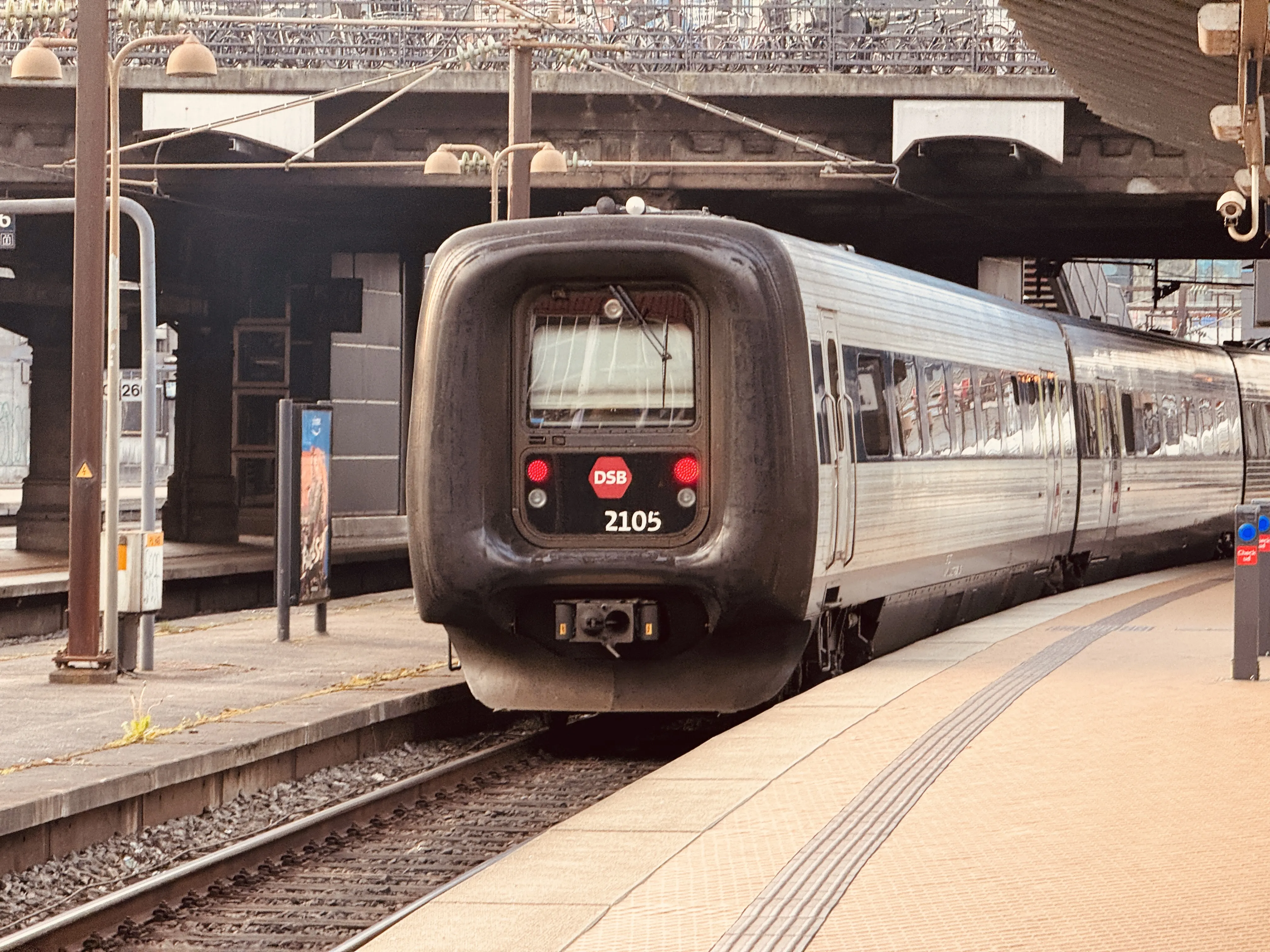 Billede af DSB ER 2005 fotograferet ud for København Hovedbanegård.