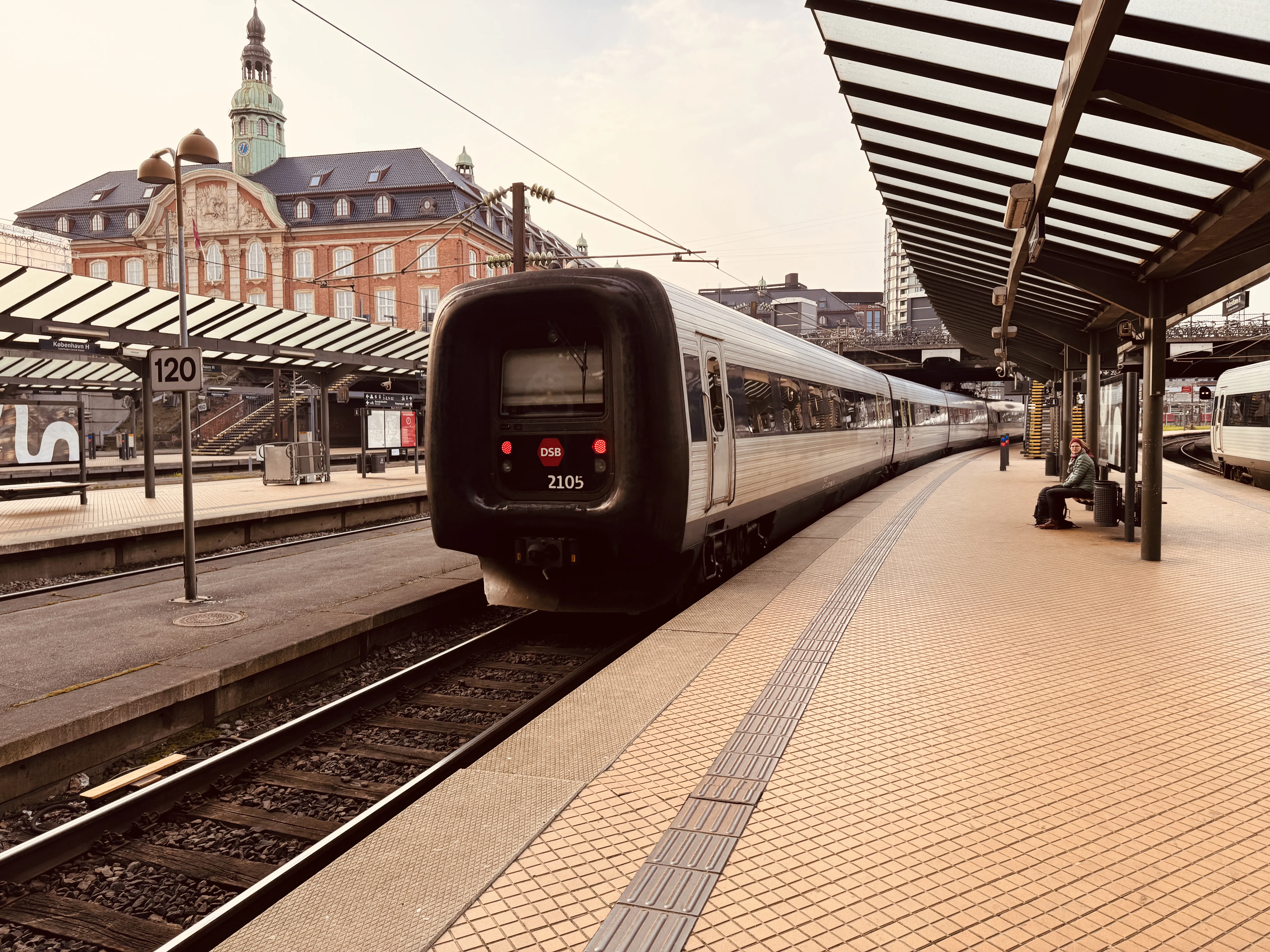 Billede af DSB ER 2005 fotograferet ud for København Hovedbanegård.