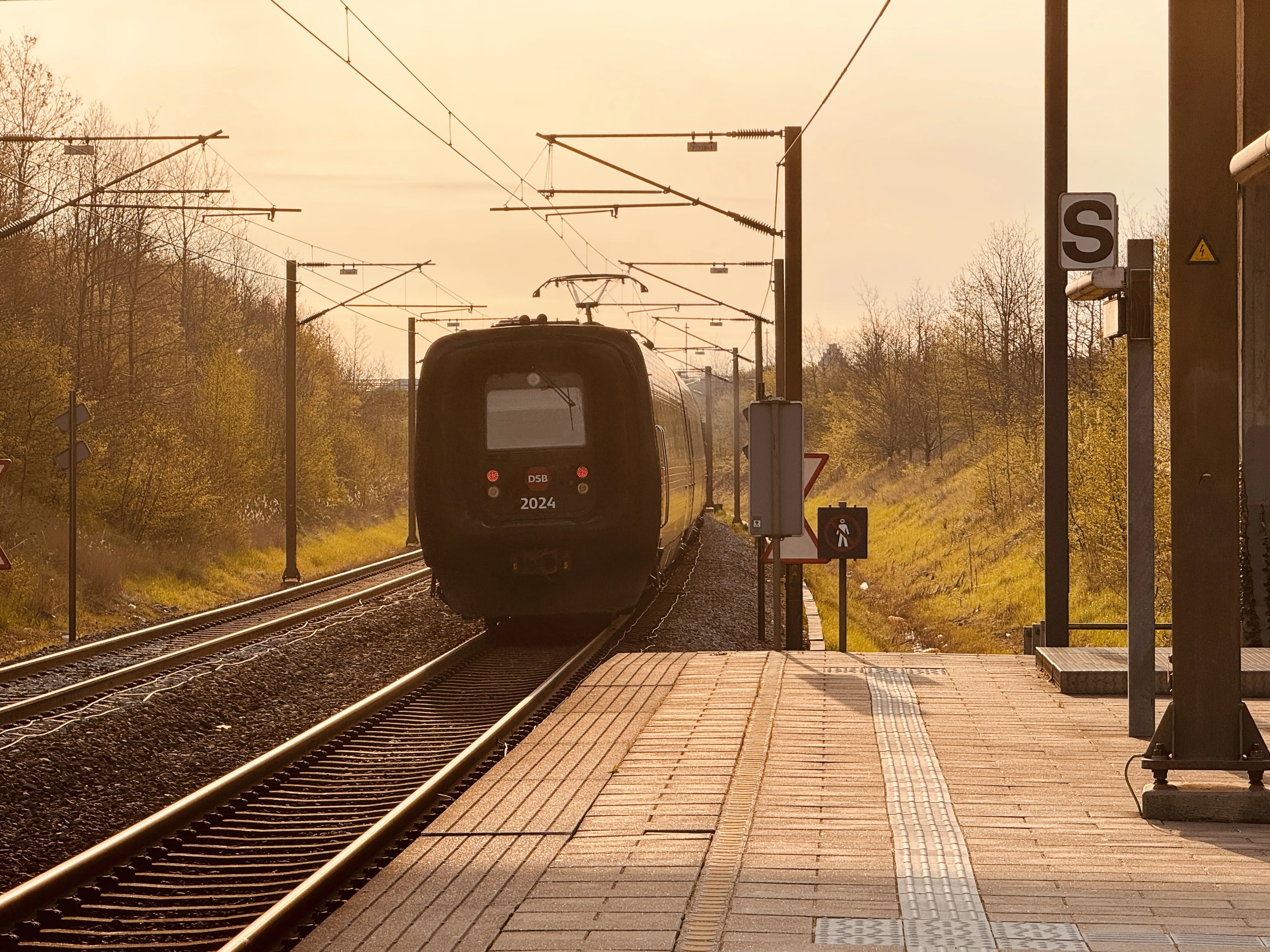 Billede af DSB ER 2024 fotograferet ud for Ørestad Trinbræt.